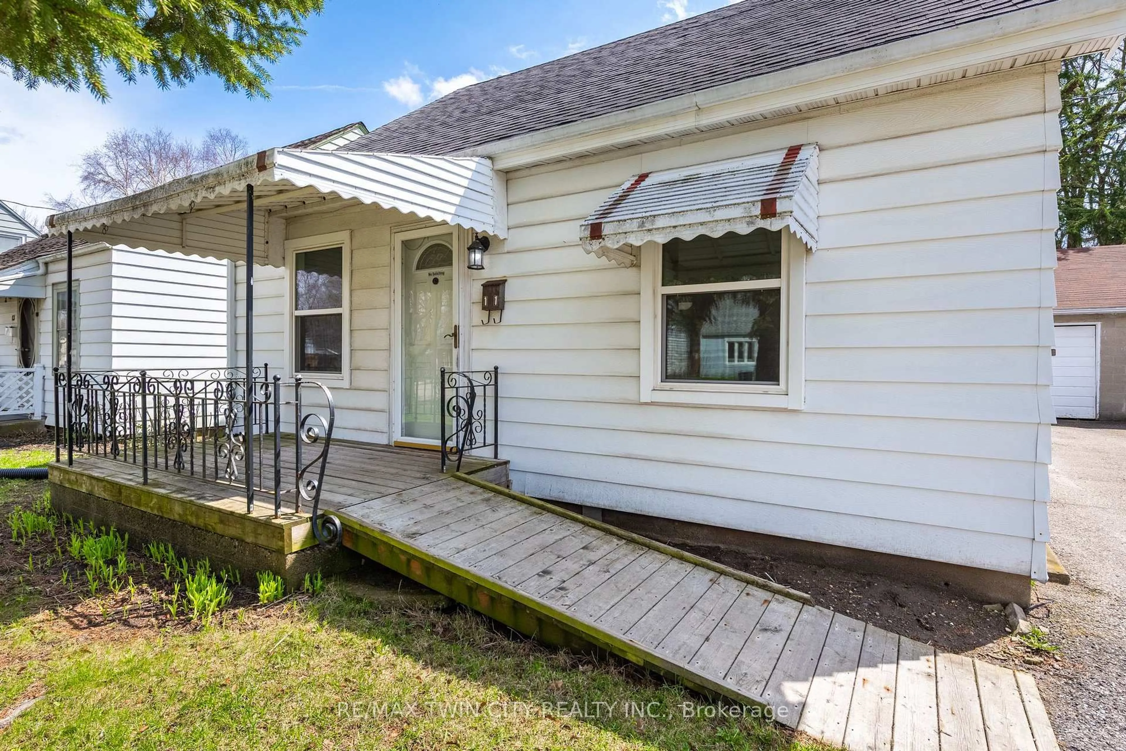 Unknown for 11 Gore St, Cambridge Ontario N1R 1R6