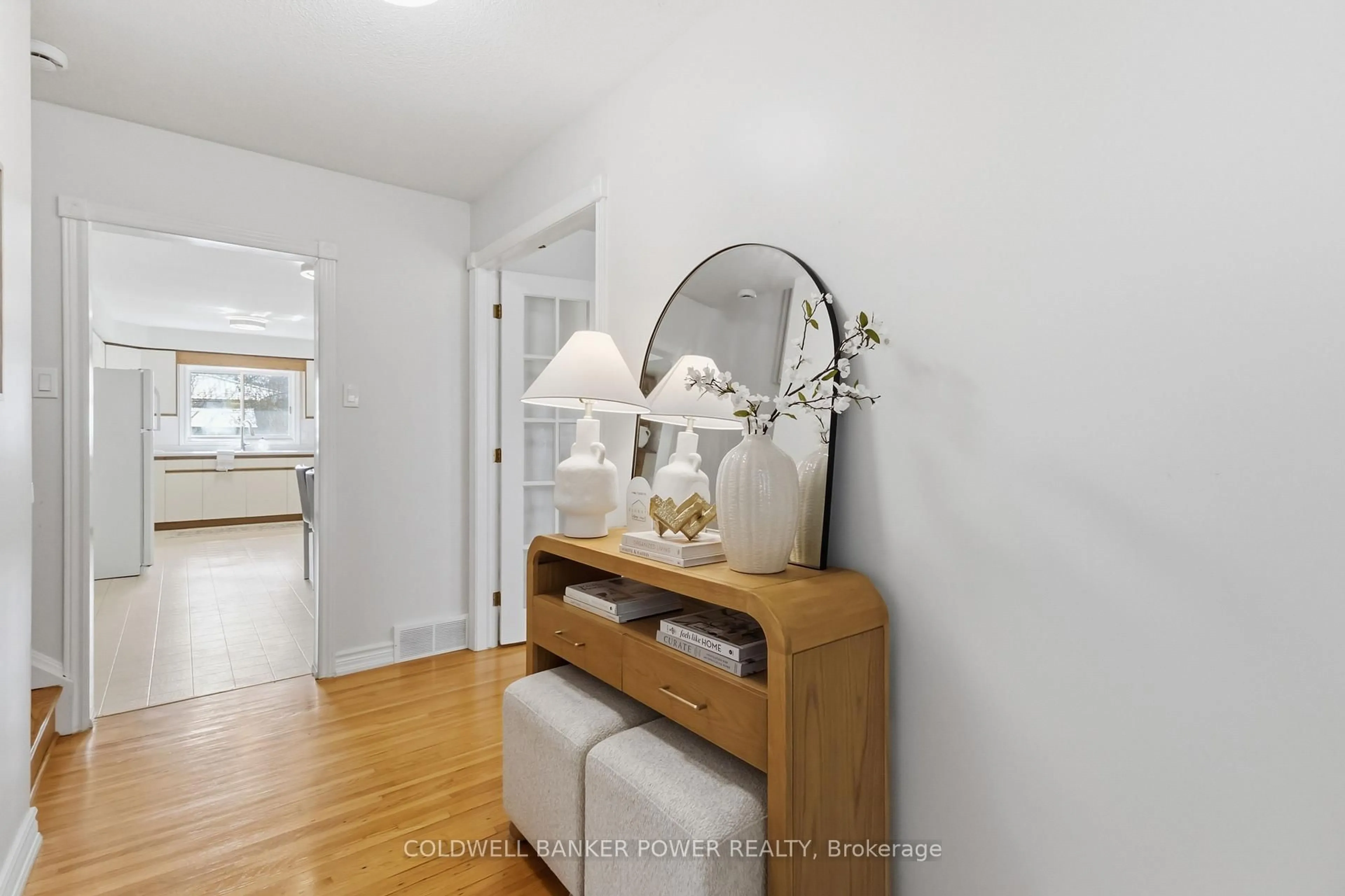 Indoor entryway for 107 Pawnee Rd, London East Ontario N5V 2S9