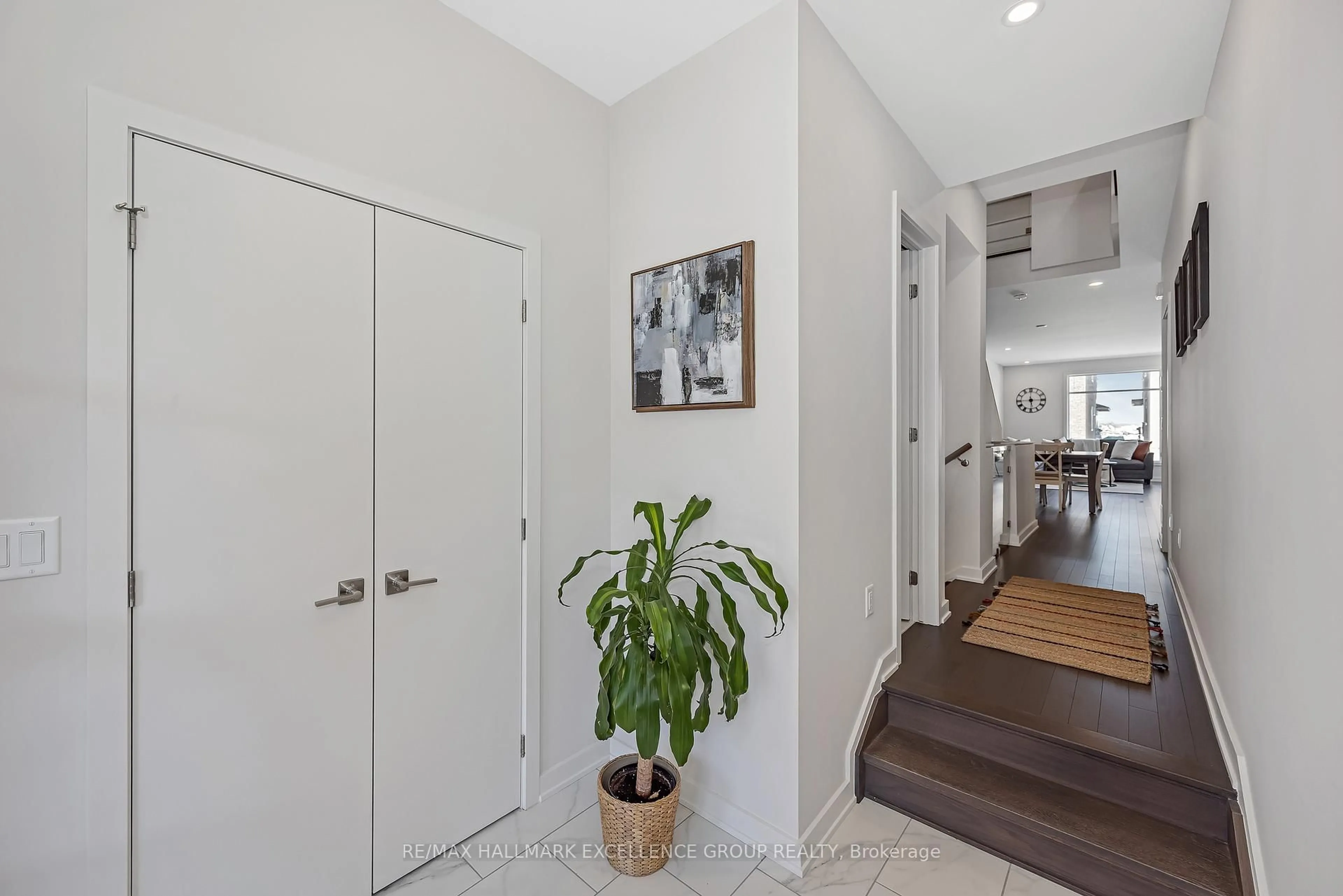 Indoor entryway for 677 Honeydew St, Ottawa Ontario K1X 0K5