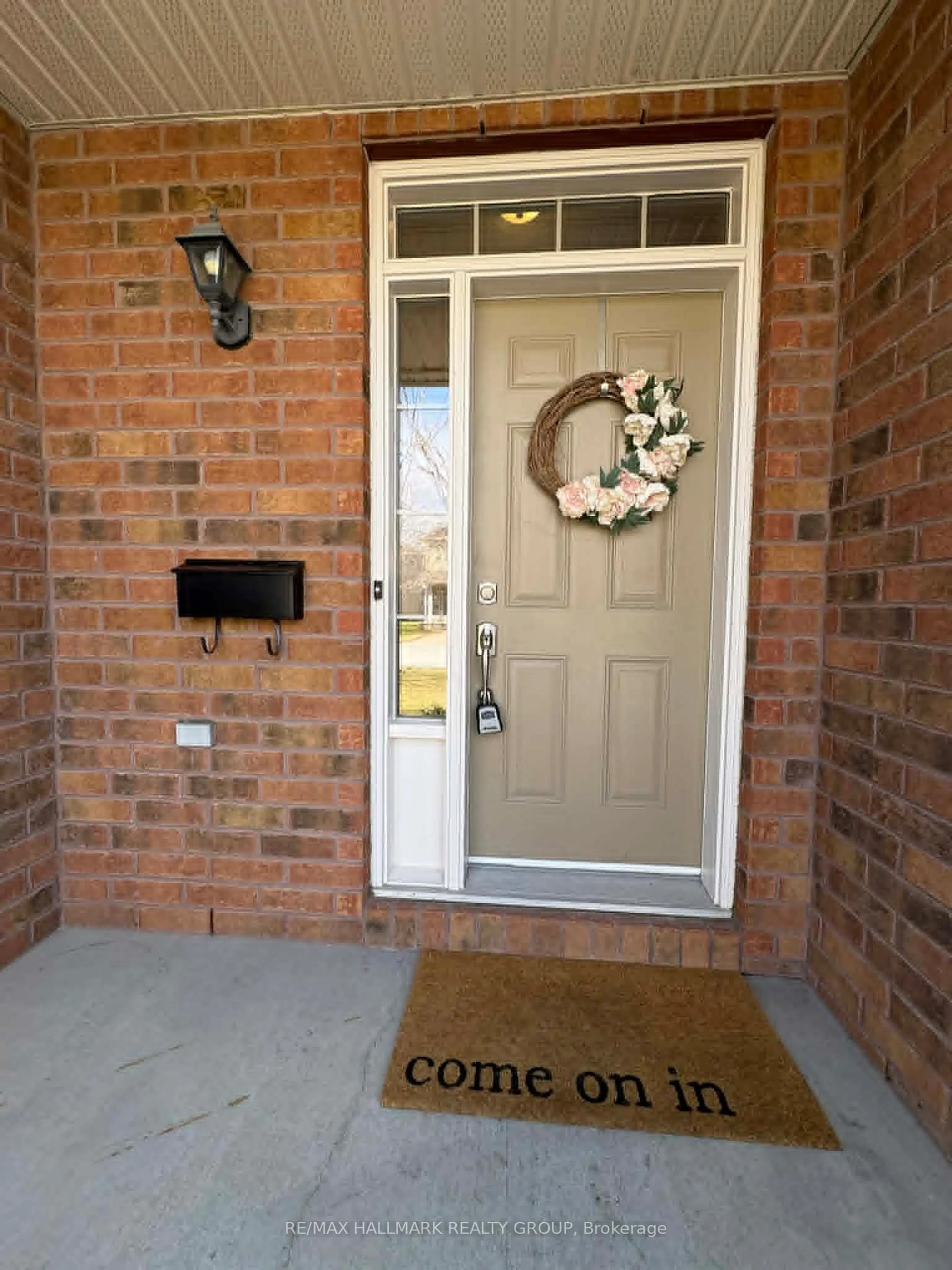 Indoor entryway for 756 Nakina Way, Ottawa Ontario K1V 2J1