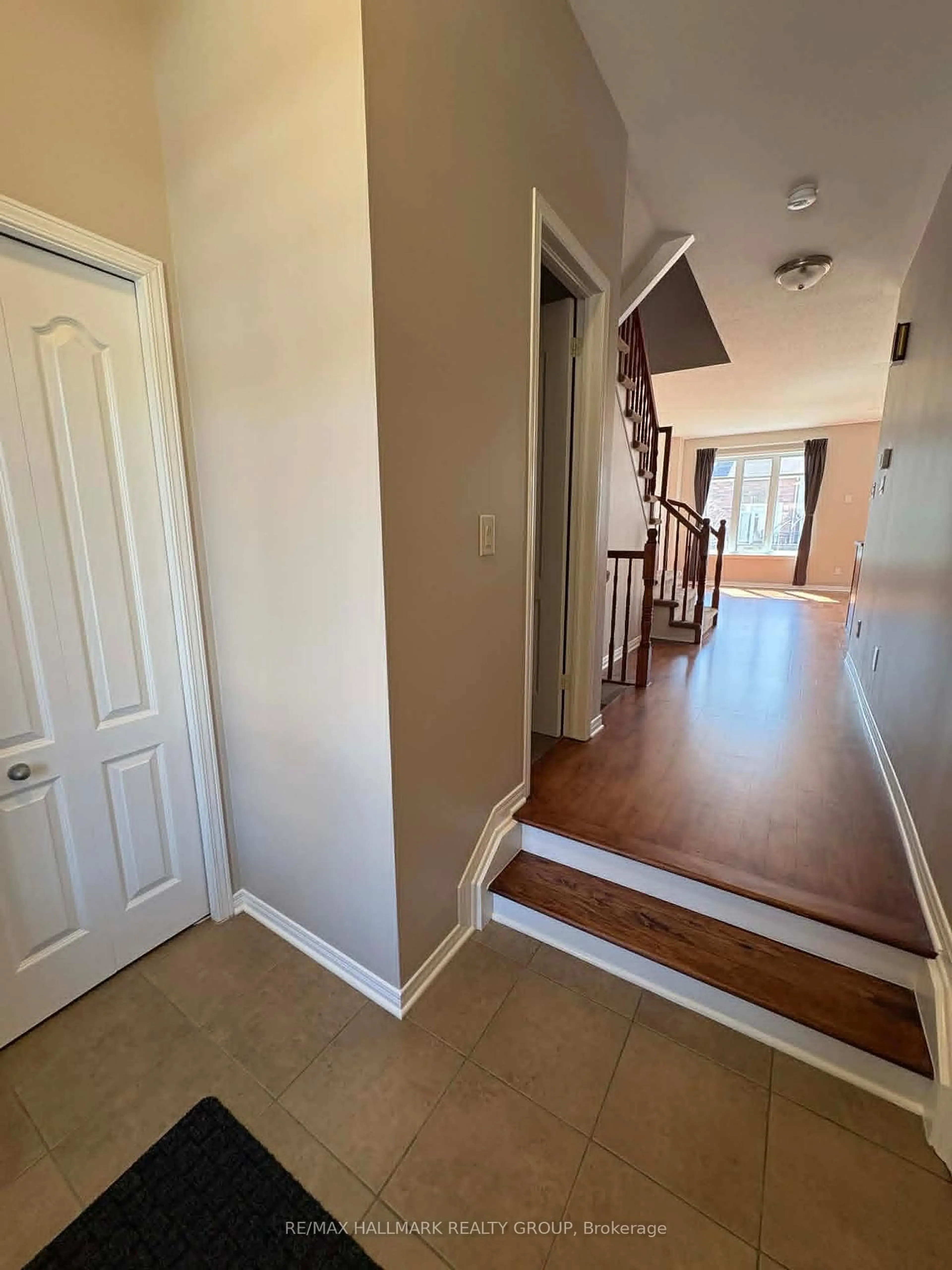 Indoor entryway for 756 Nakina Way, Ottawa Ontario K1V 2J1