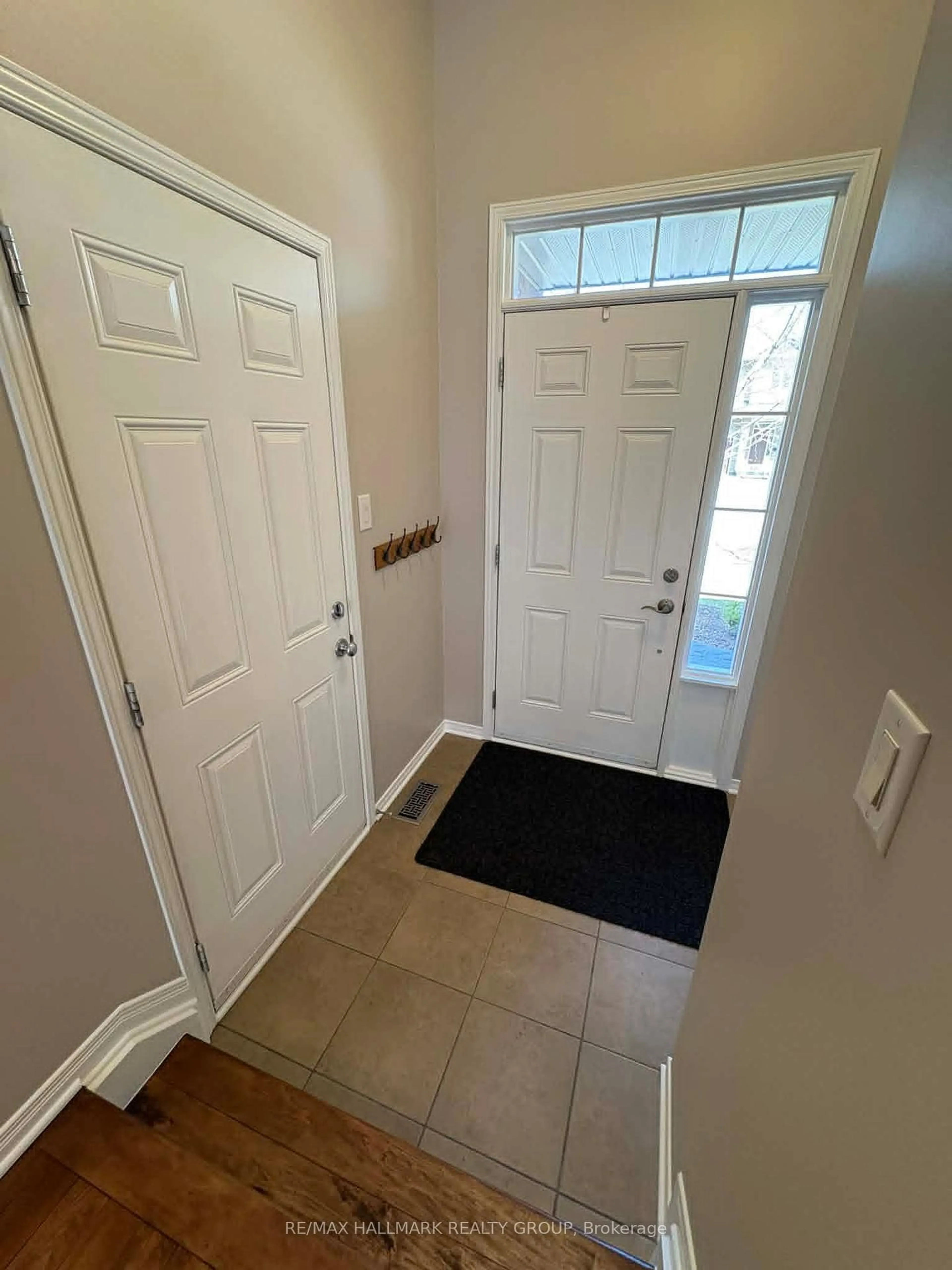 Indoor entryway for 756 Nakina Way, Ottawa Ontario K1V 2J1
