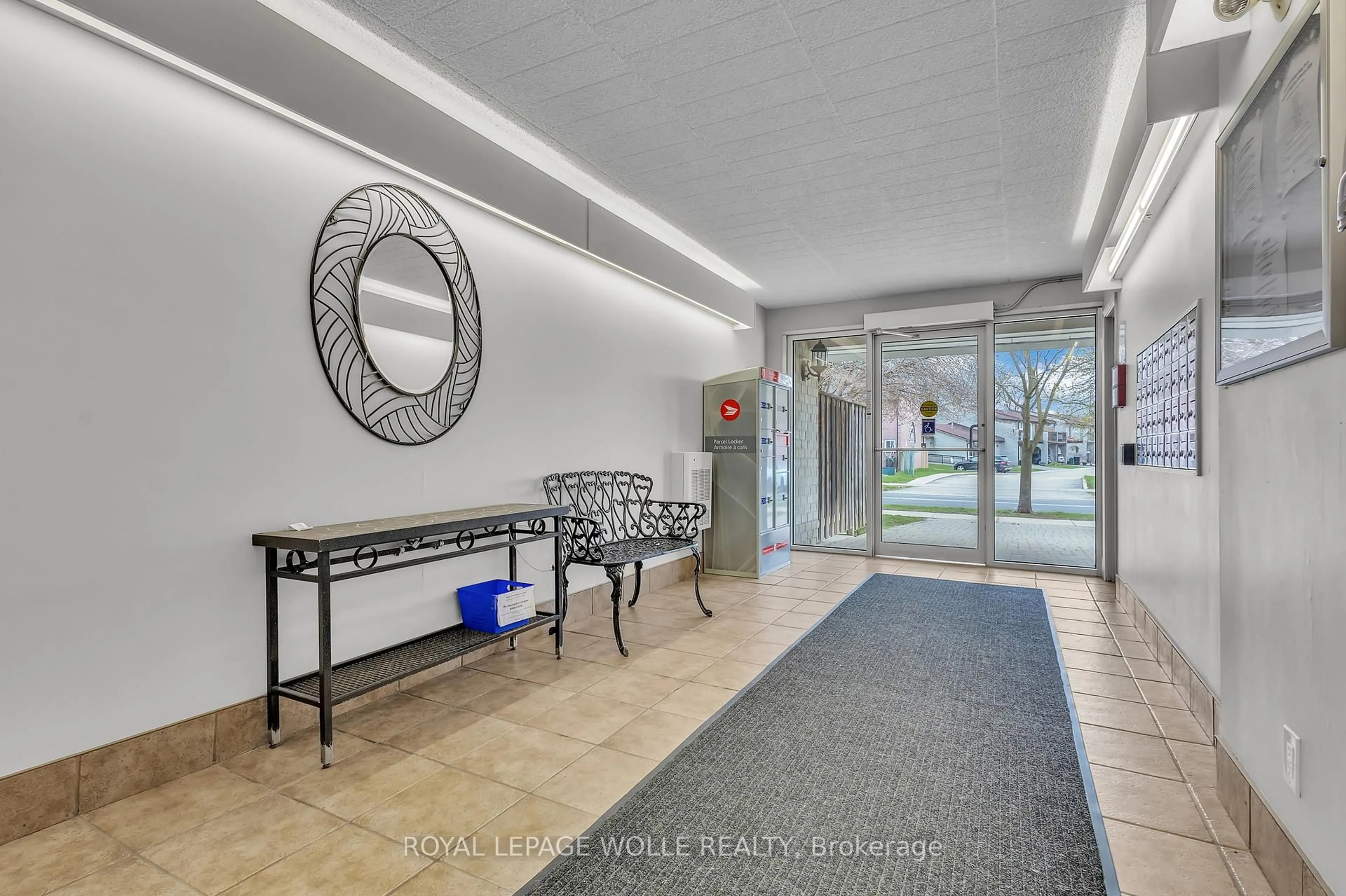 Indoor foyer for 80 Breckenridge Dr #107, Kitchener Ontario N2B 2N9