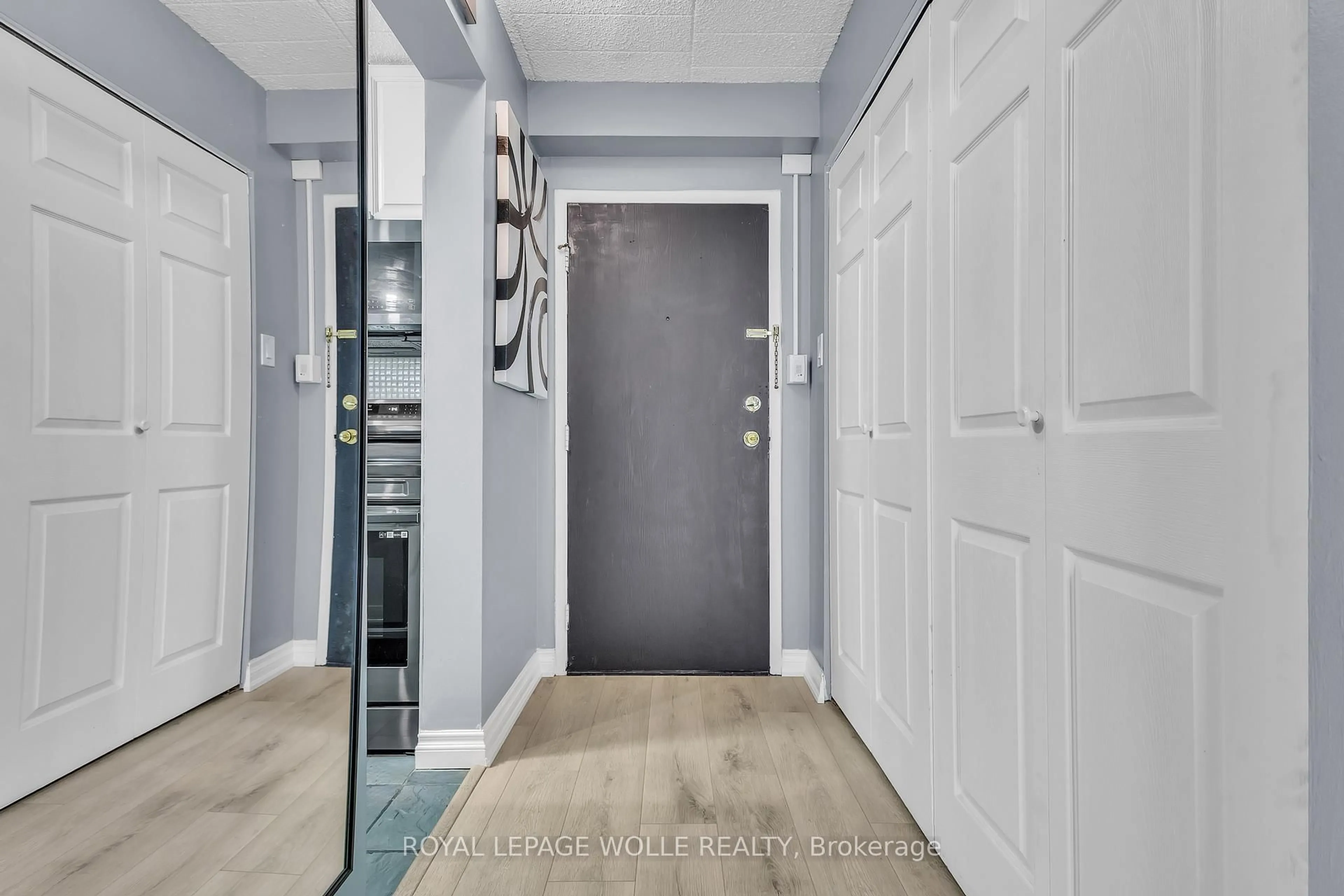 Indoor entryway for 80 Breckenridge Dr #107, Kitchener Ontario N2B 2N9