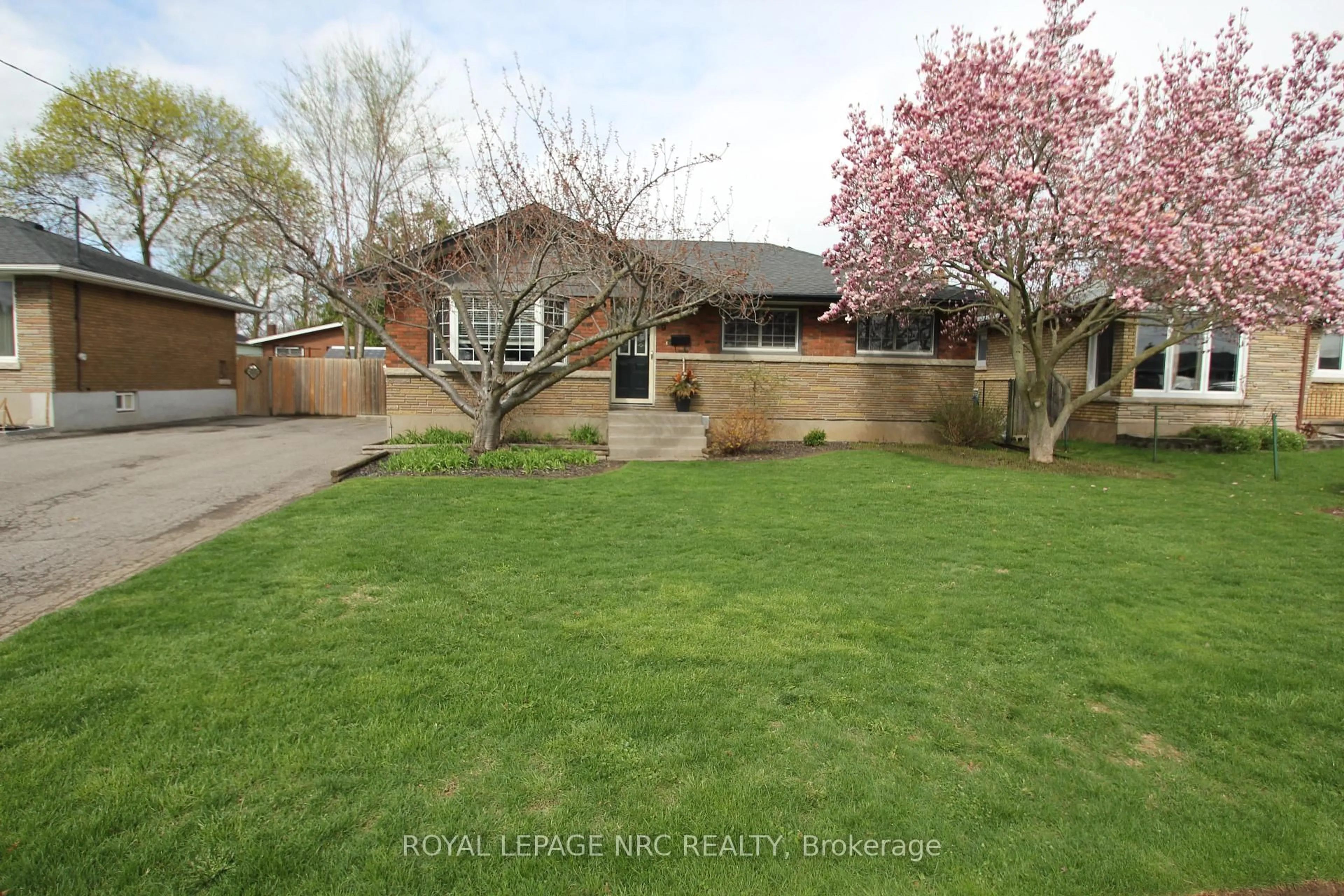 A pic from outside/outdoor area/front of a property/back of a property/a pic from drone, street for 9 Greenhill Dr, Thorold Ontario L2V 1W4