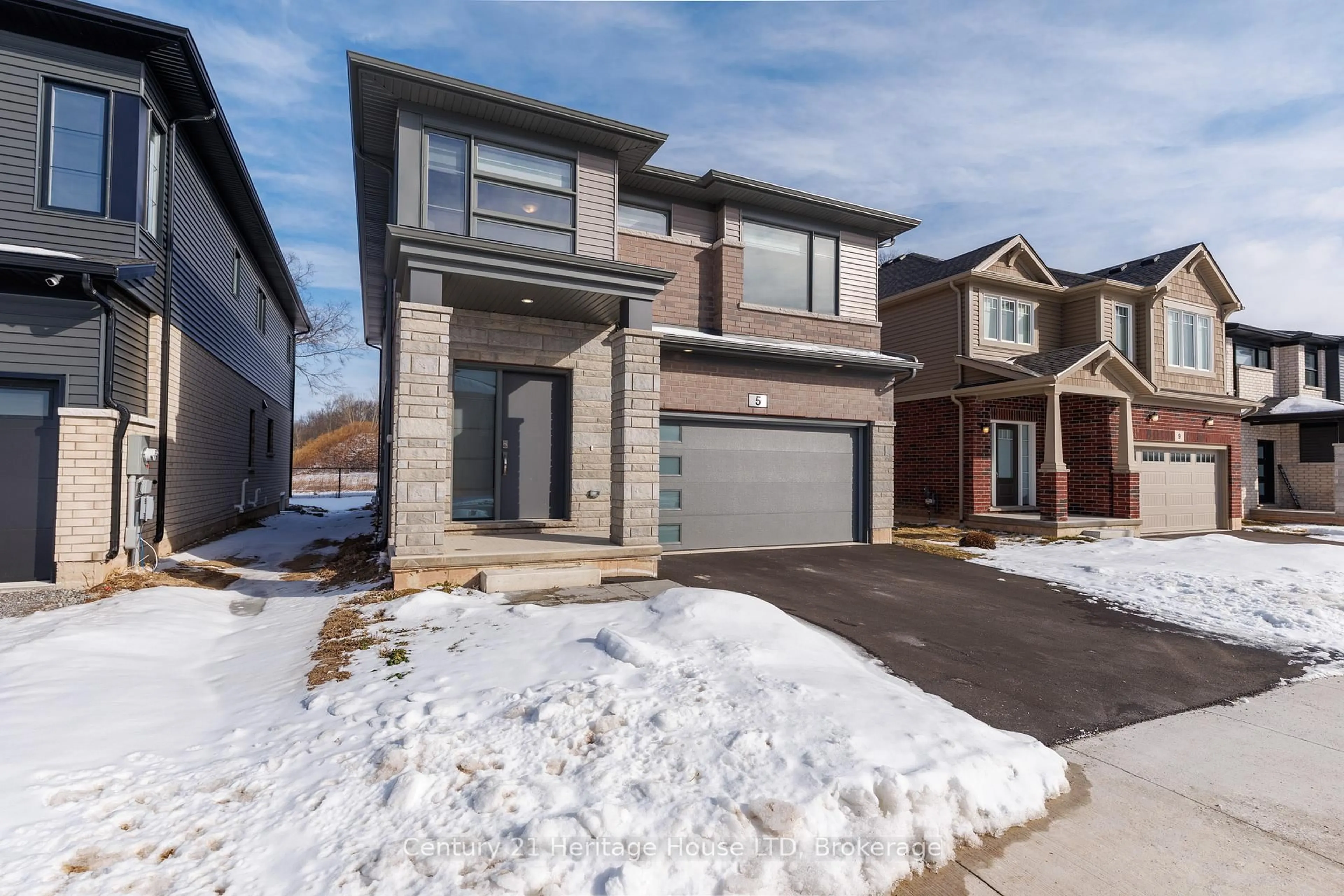 Home with brick exterior material, street for 5 Wilson Dr, Thorold Ontario L2V 0M3