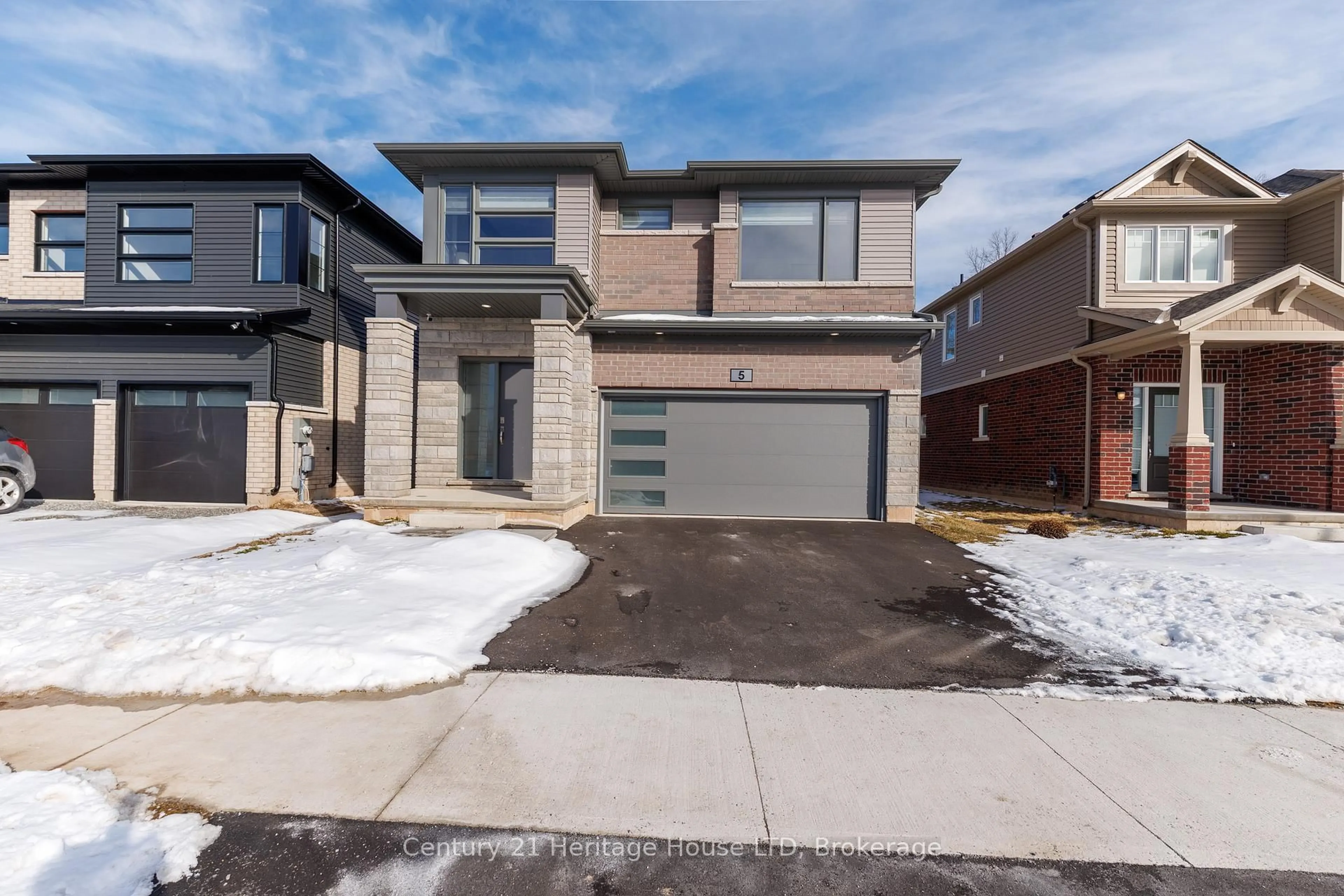 Home with brick exterior material, street for 5 Wilson Dr, Thorold Ontario L2V 0M3