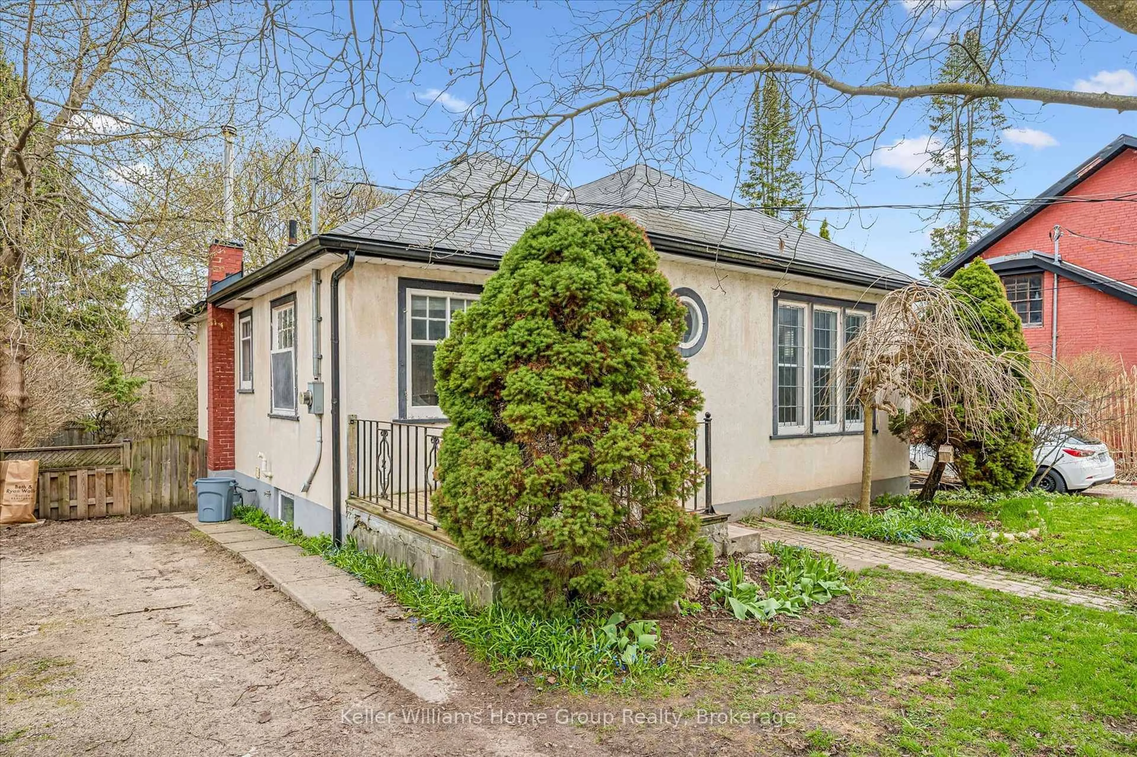 A pic from outside/outdoor area/front of a property/back of a property/a pic from drone, street for 99 Dufferin St, Guelph Ontario N1H 4A4