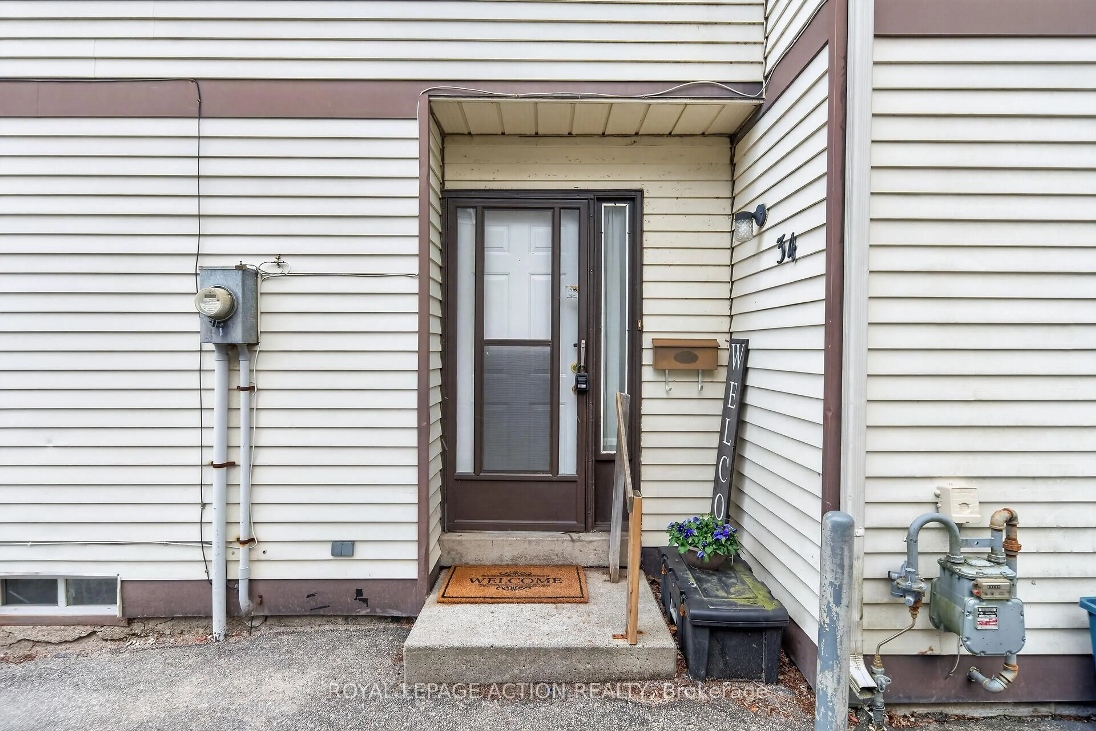 Indoor entryway for 34 Enfield Cres, Brantford Ontario N3P 1B2