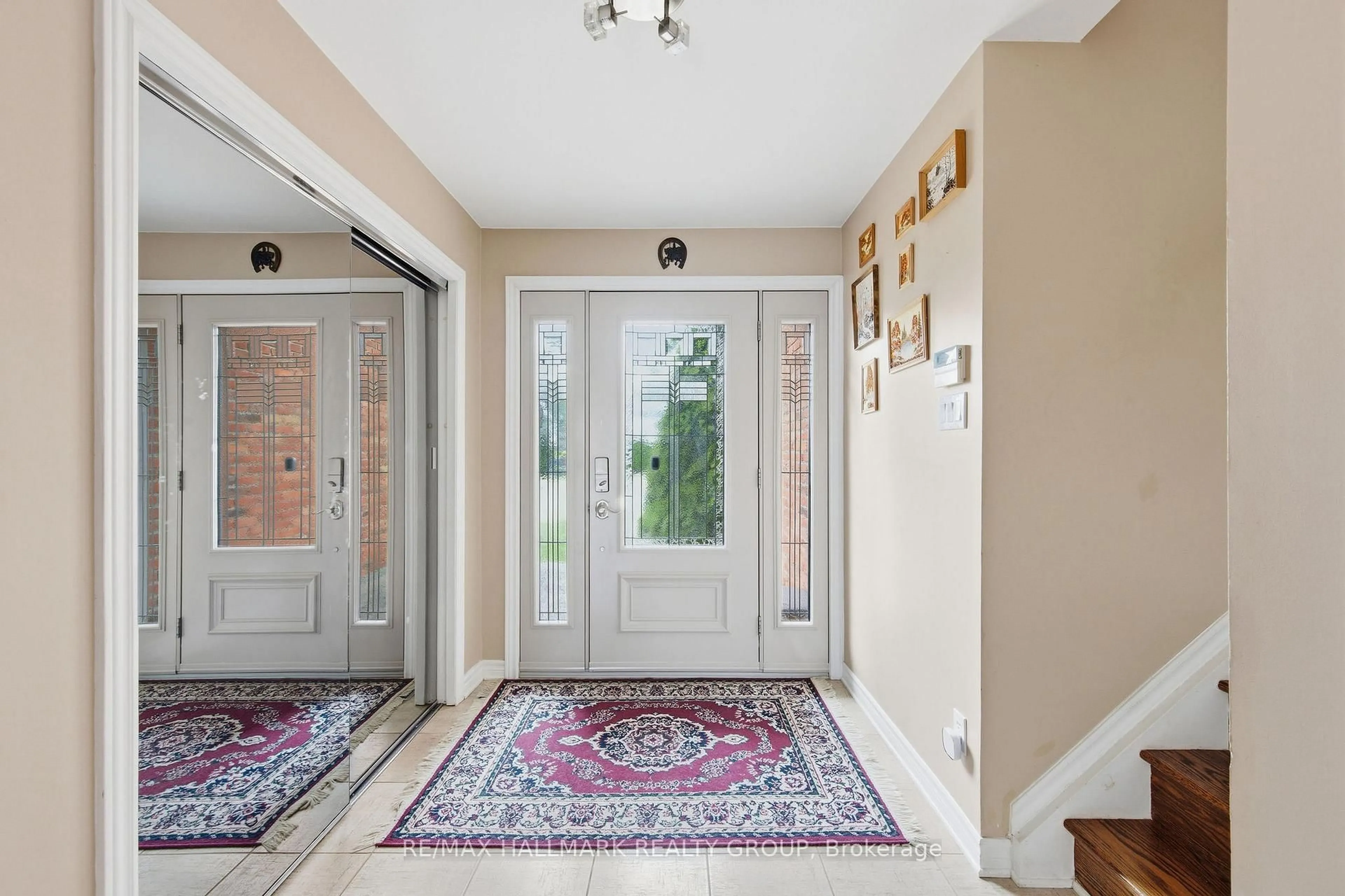 Indoor entryway for 23 Riverbrook Rd, Ottawa Ontario K2H 7W7
