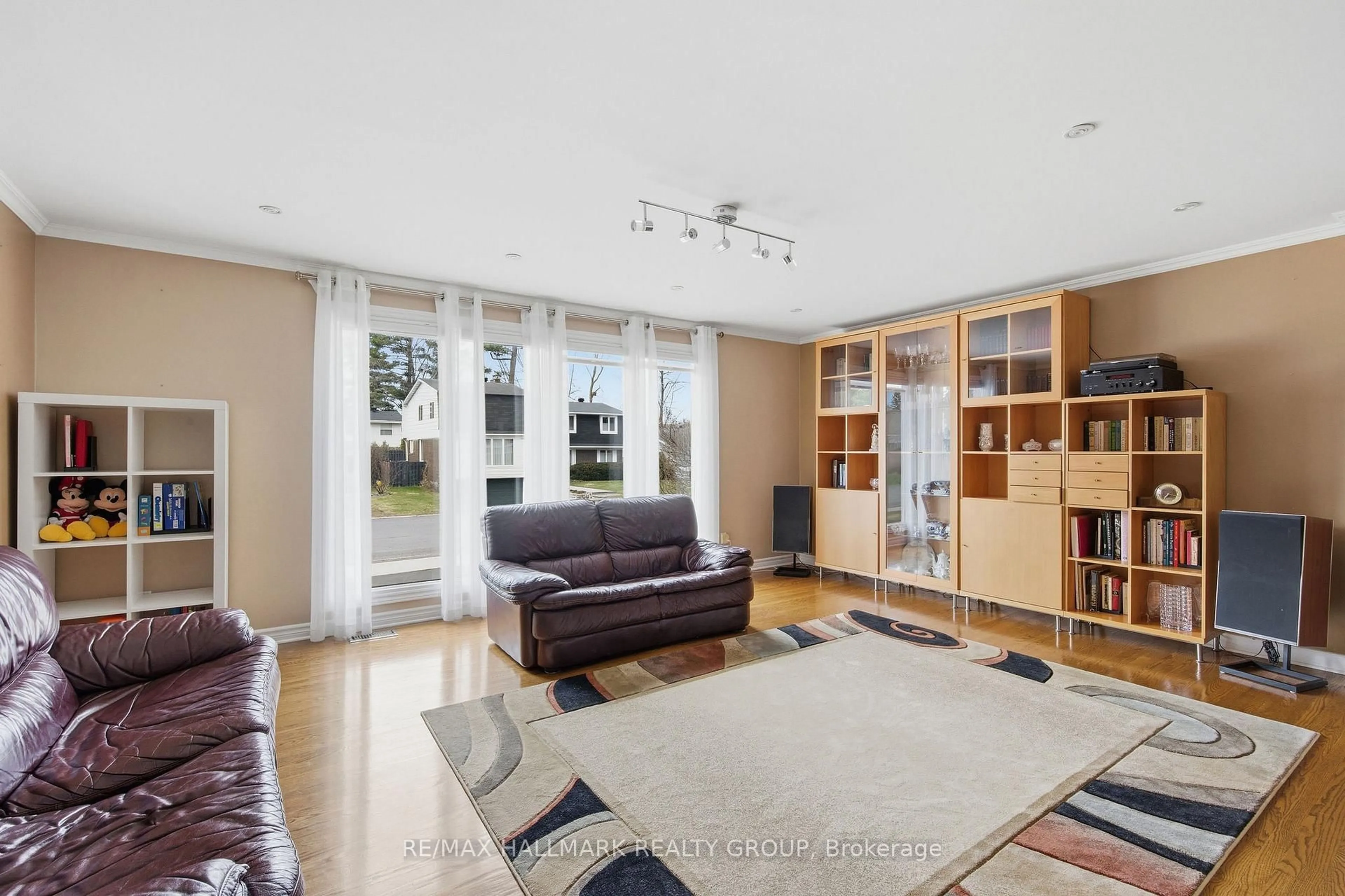 Living room with furniture, unknown for 23 Riverbrook Rd, Ottawa Ontario K2H 7W7