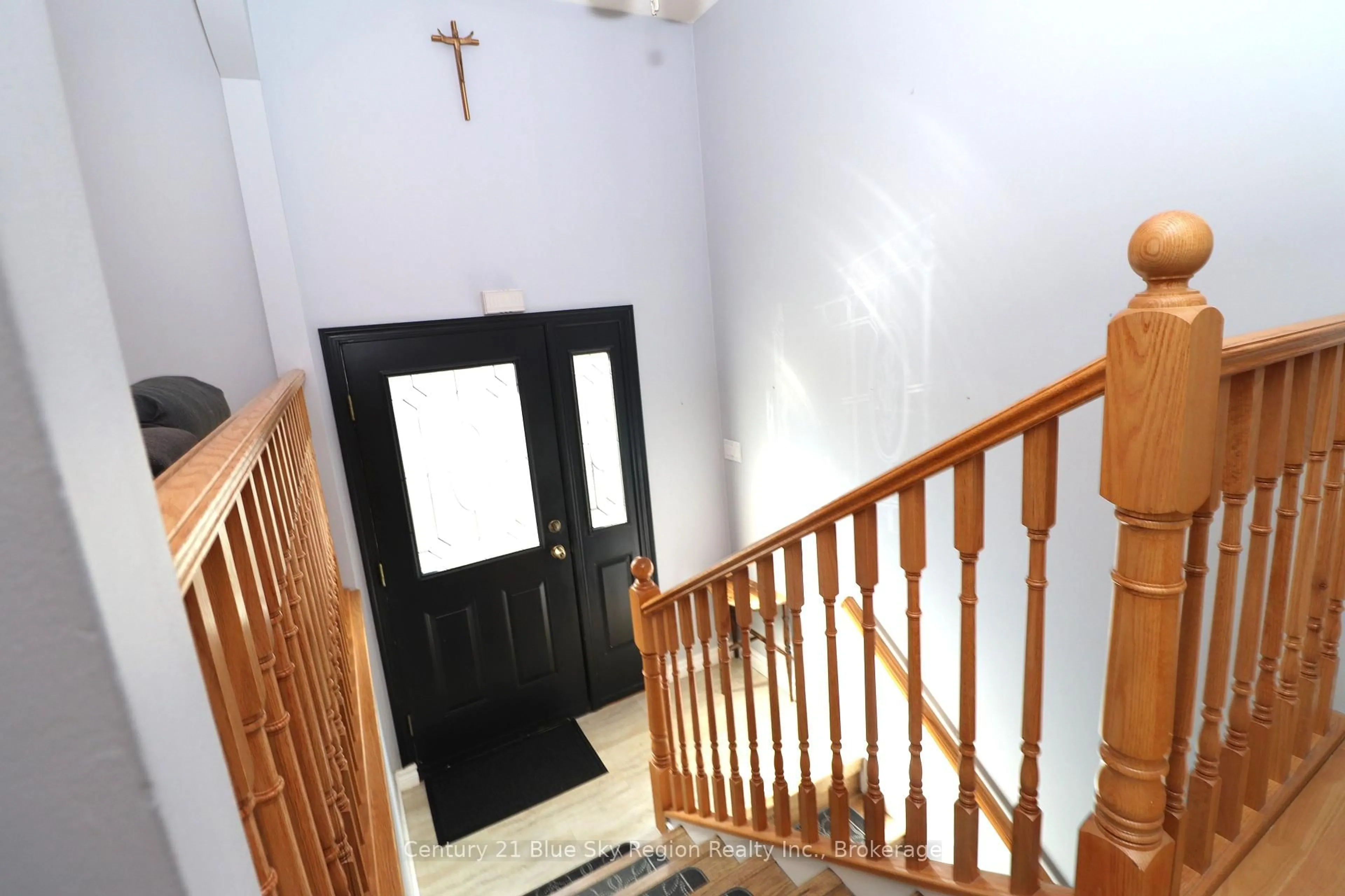 Indoor foyer for 85 Whitney Ave, North Bay Ontario P1A 1Y4