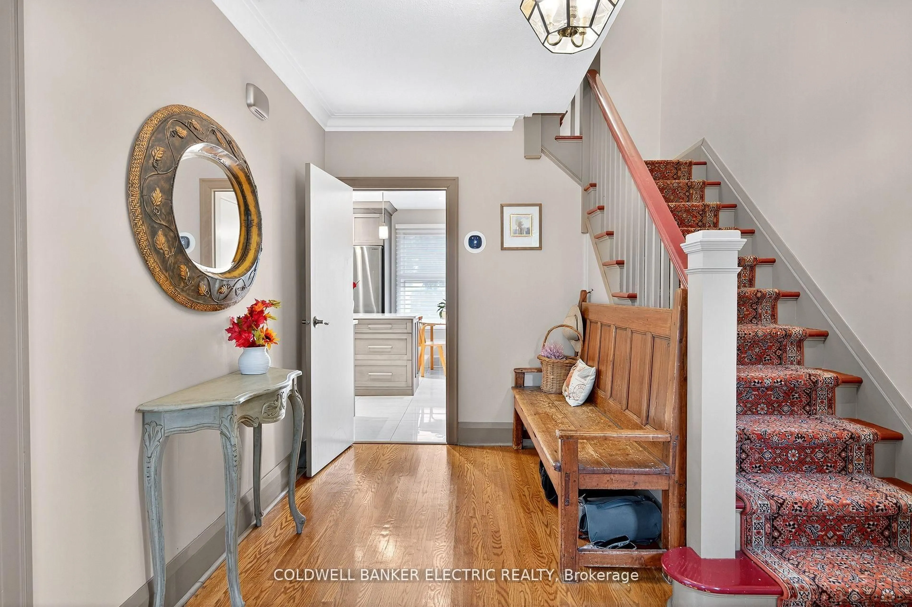 Indoor entryway for 230 Geraldine Ave, Peterborough Ontario K9H 4T9