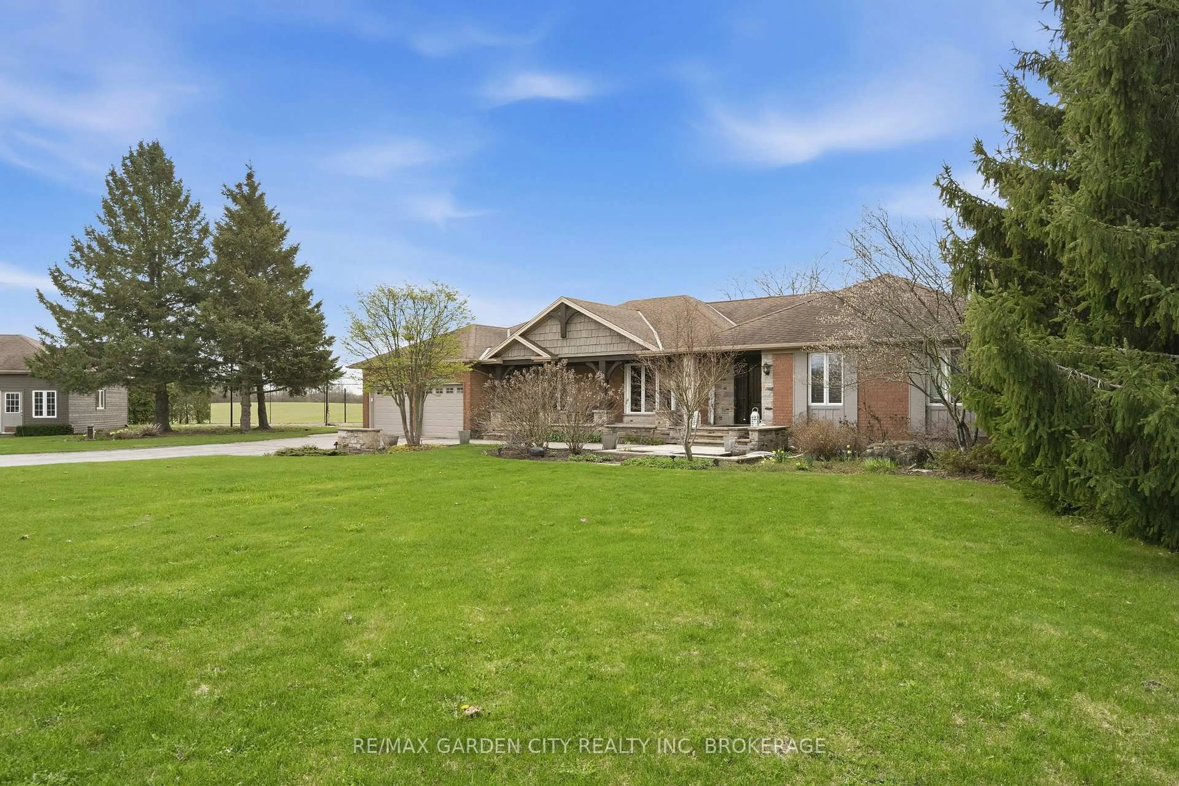 A pic from outside/outdoor area/front of a property/back of a property/a pic from drone, water/lake/river/ocean view for 802 Sawmill Rd, Hamilton Ontario L9G 3L1