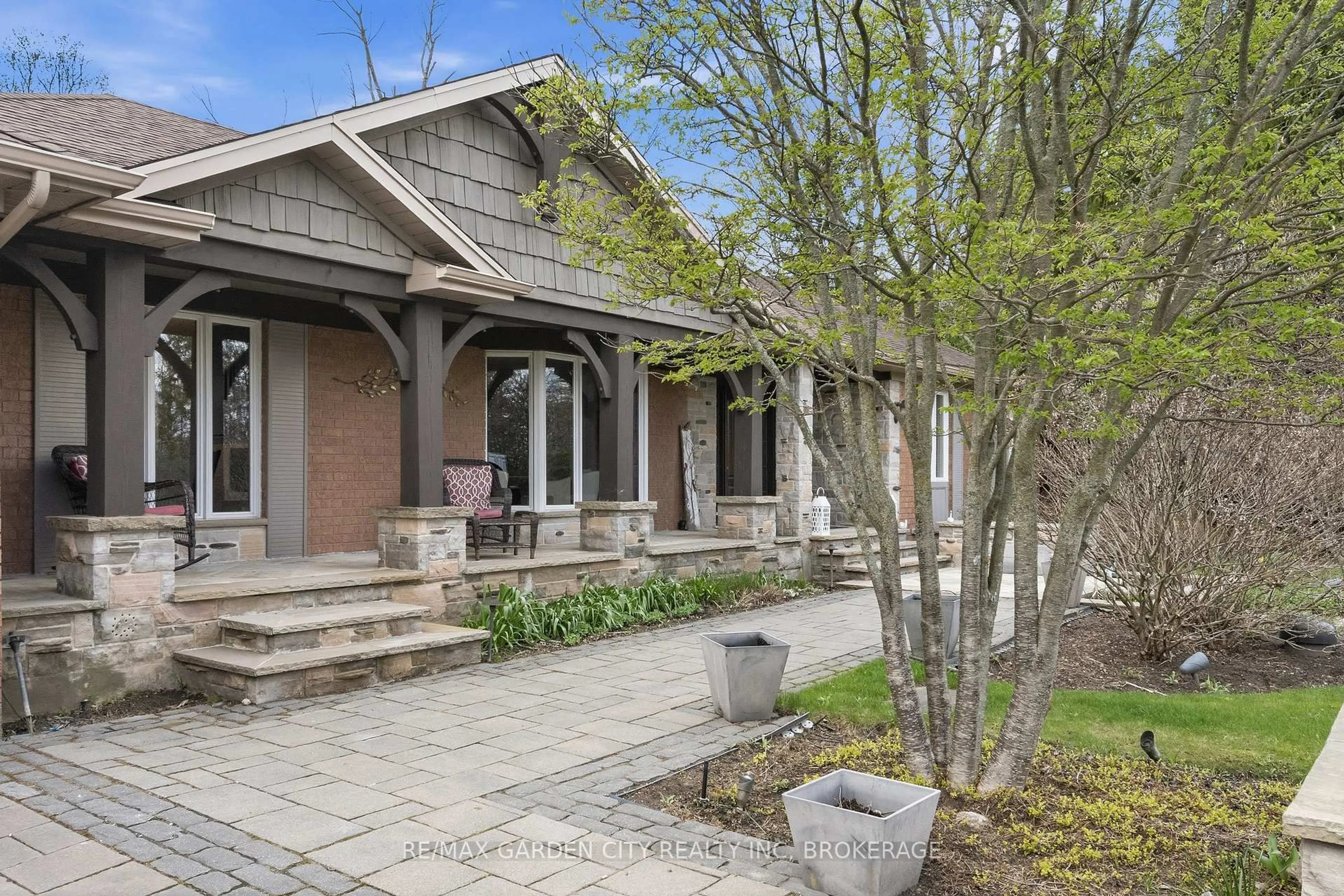 Home with brick exterior material, street for 802 Sawmill Rd, Hamilton Ontario L9G 3L1