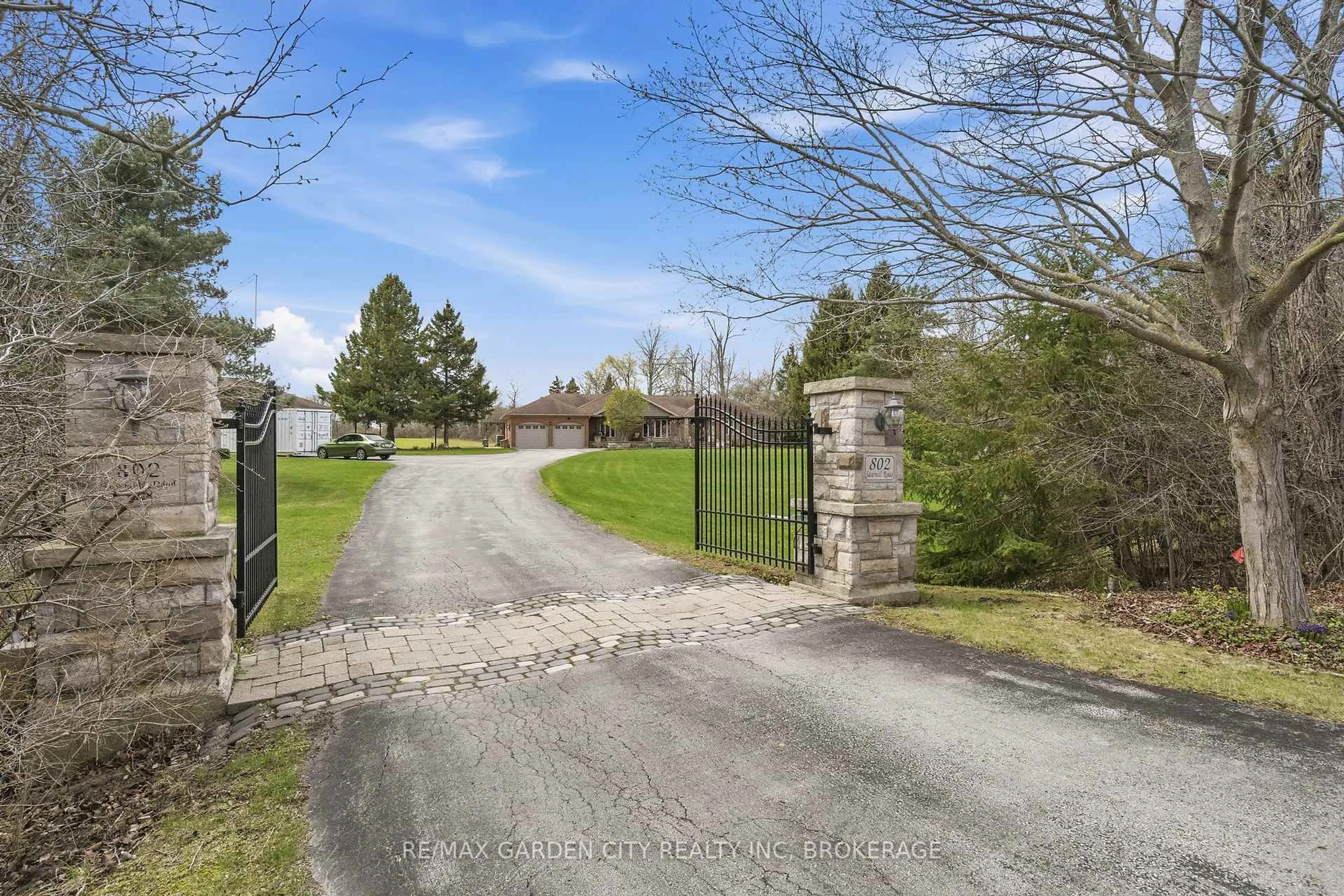 A pic from outside/outdoor area/front of a property/back of a property/a pic from drone, street for 802 Sawmill Rd, Hamilton Ontario L9G 3L1