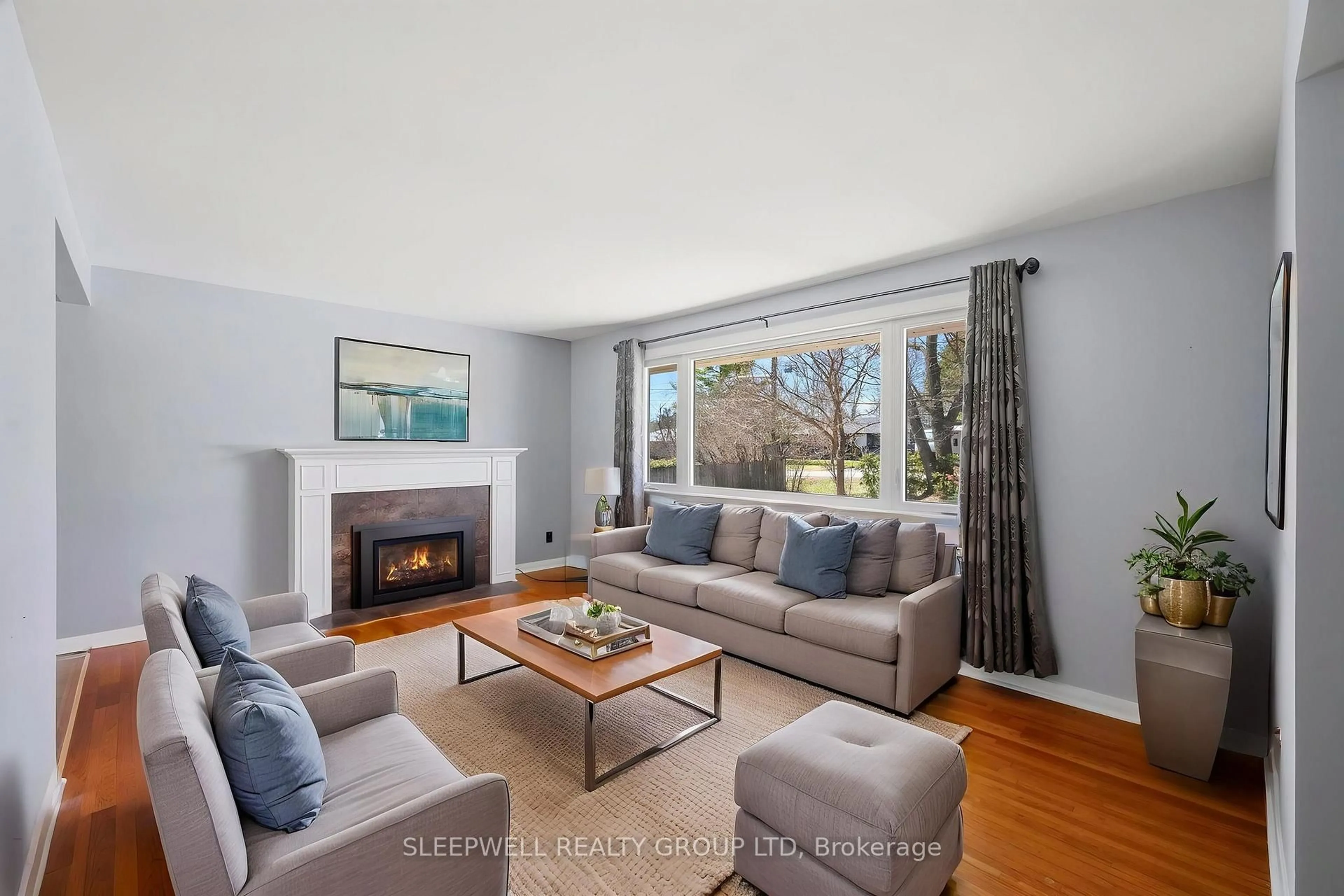 Living room with furniture, wood/laminate floor for 25 Basswood Ave, Stittsville Ontario K2S 1M8