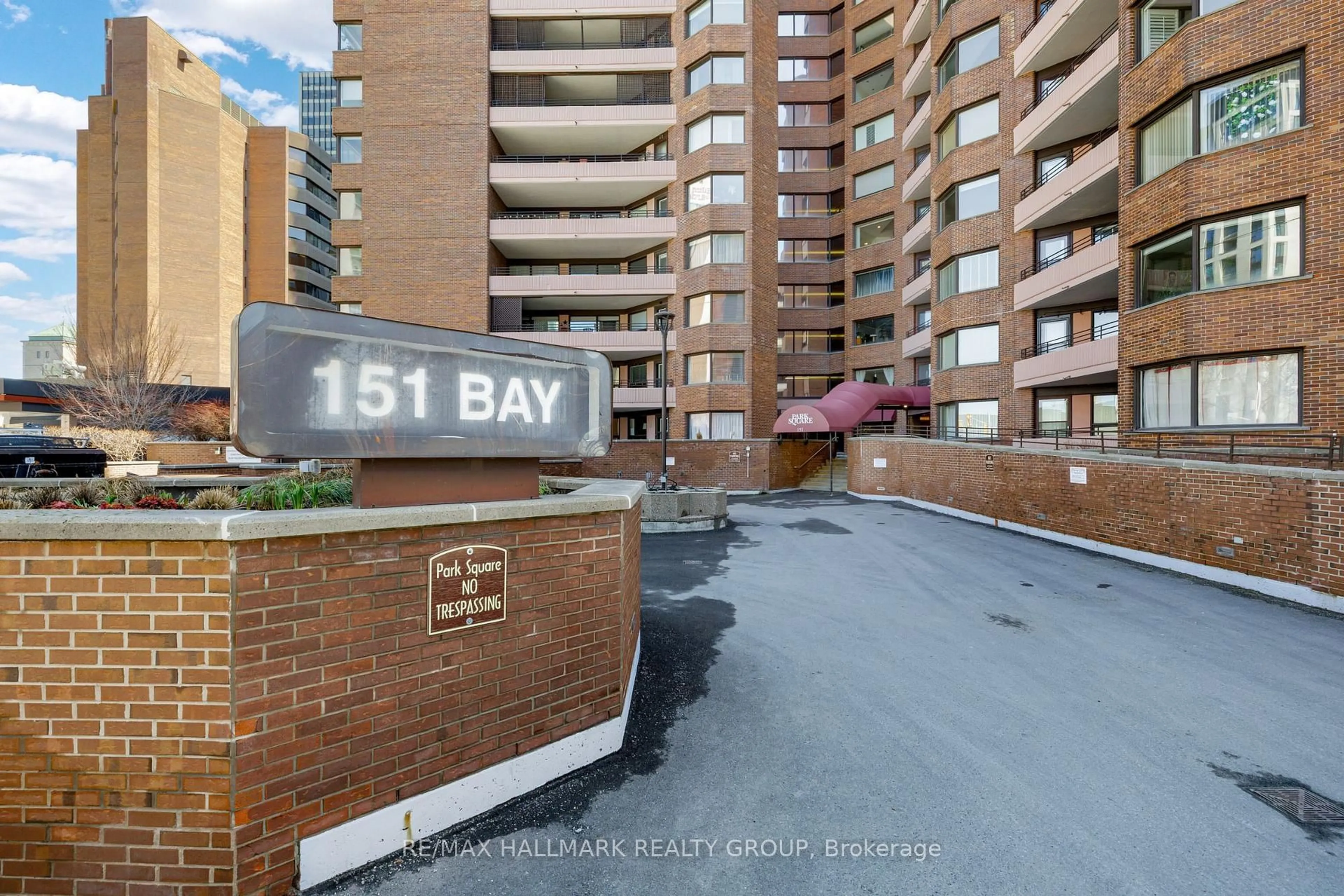 Indoor foyer for 151 Bay St #810, Ottawa Ontario K1R 7T2