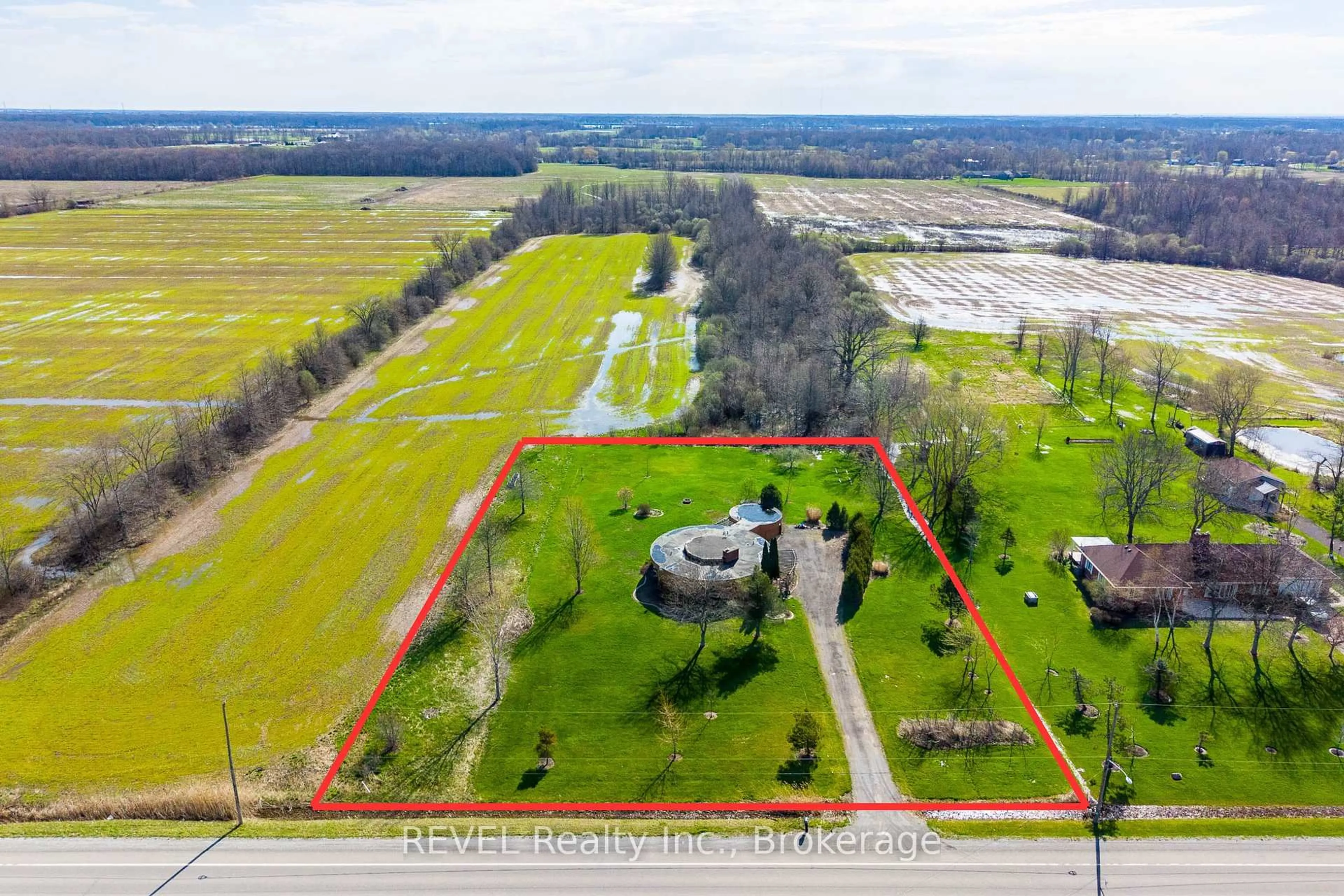A pic from outside/outdoor area/front of a property/back of a property/a pic from drone, unknown for 9572 Sodom Rd, Niagara Falls Ontario L2G 0S7