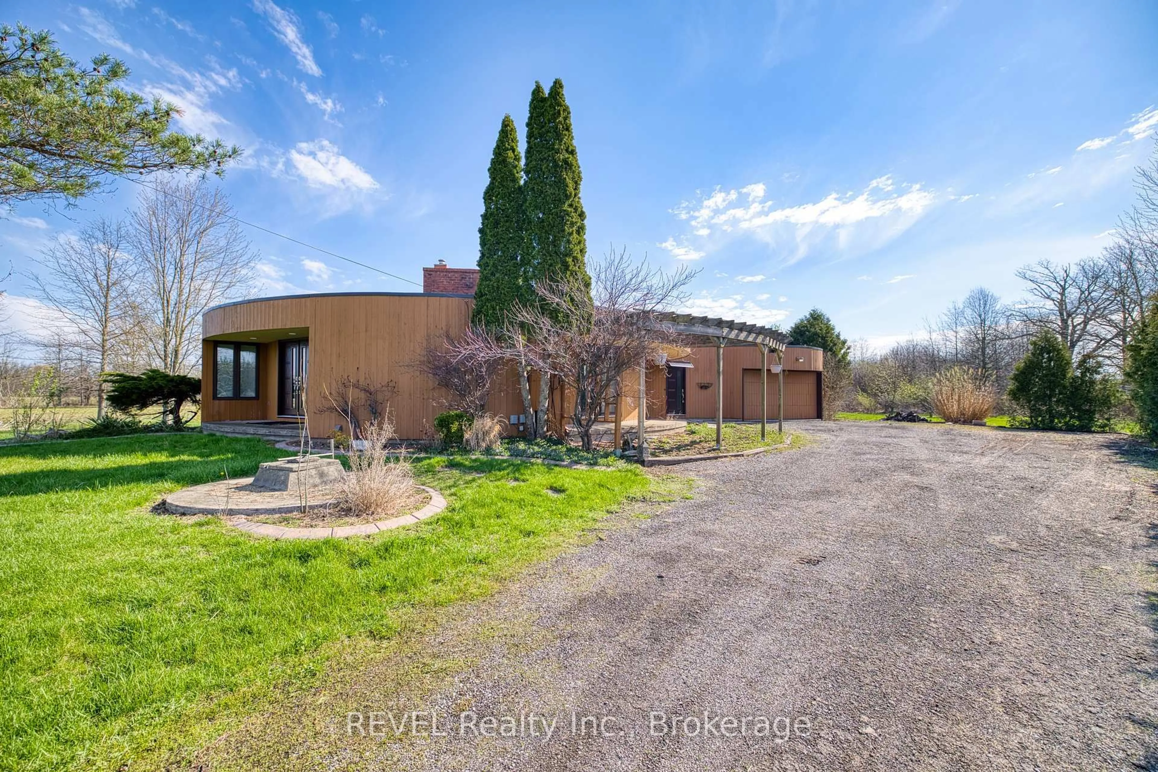 A pic from outside/outdoor area/front of a property/back of a property/a pic from drone, unknown for 9572 Sodom Rd, Niagara Falls Ontario L2G 0S7