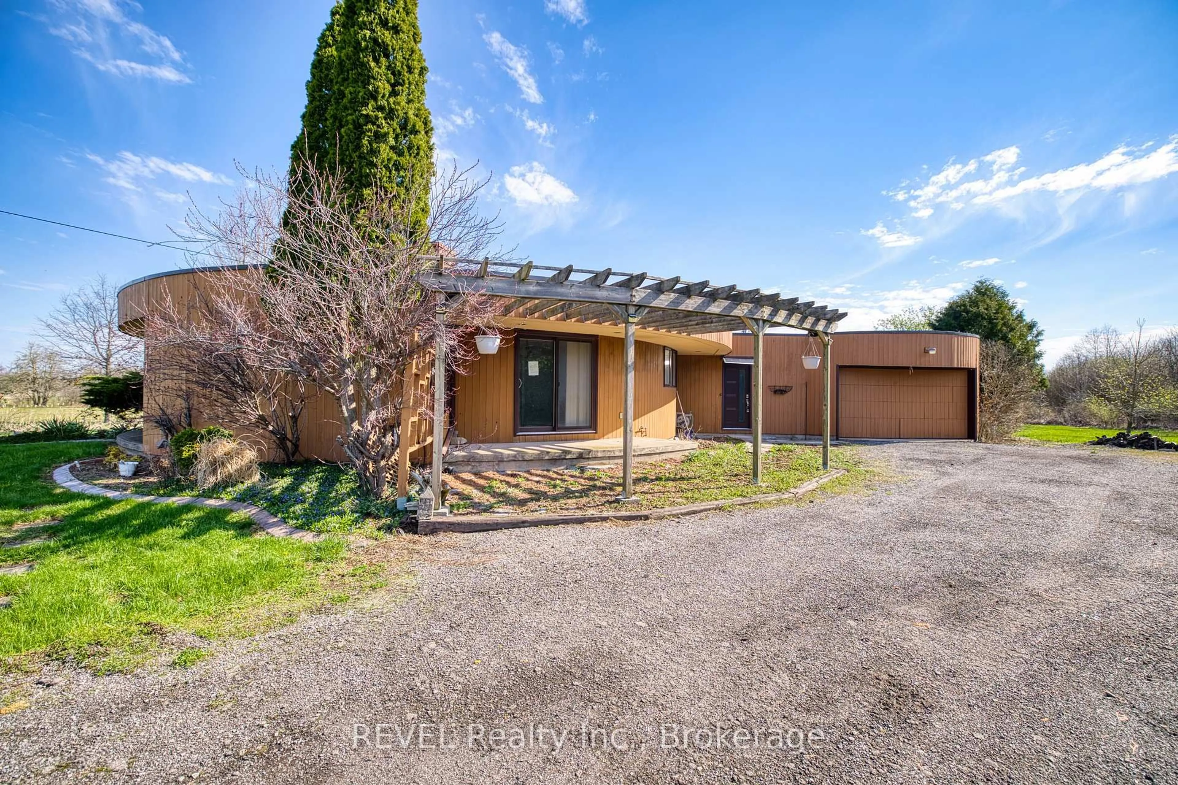 A pic from outside/outdoor area/front of a property/back of a property/a pic from drone, street for 9572 Sodom Rd, Niagara Falls Ontario L2G 0S7