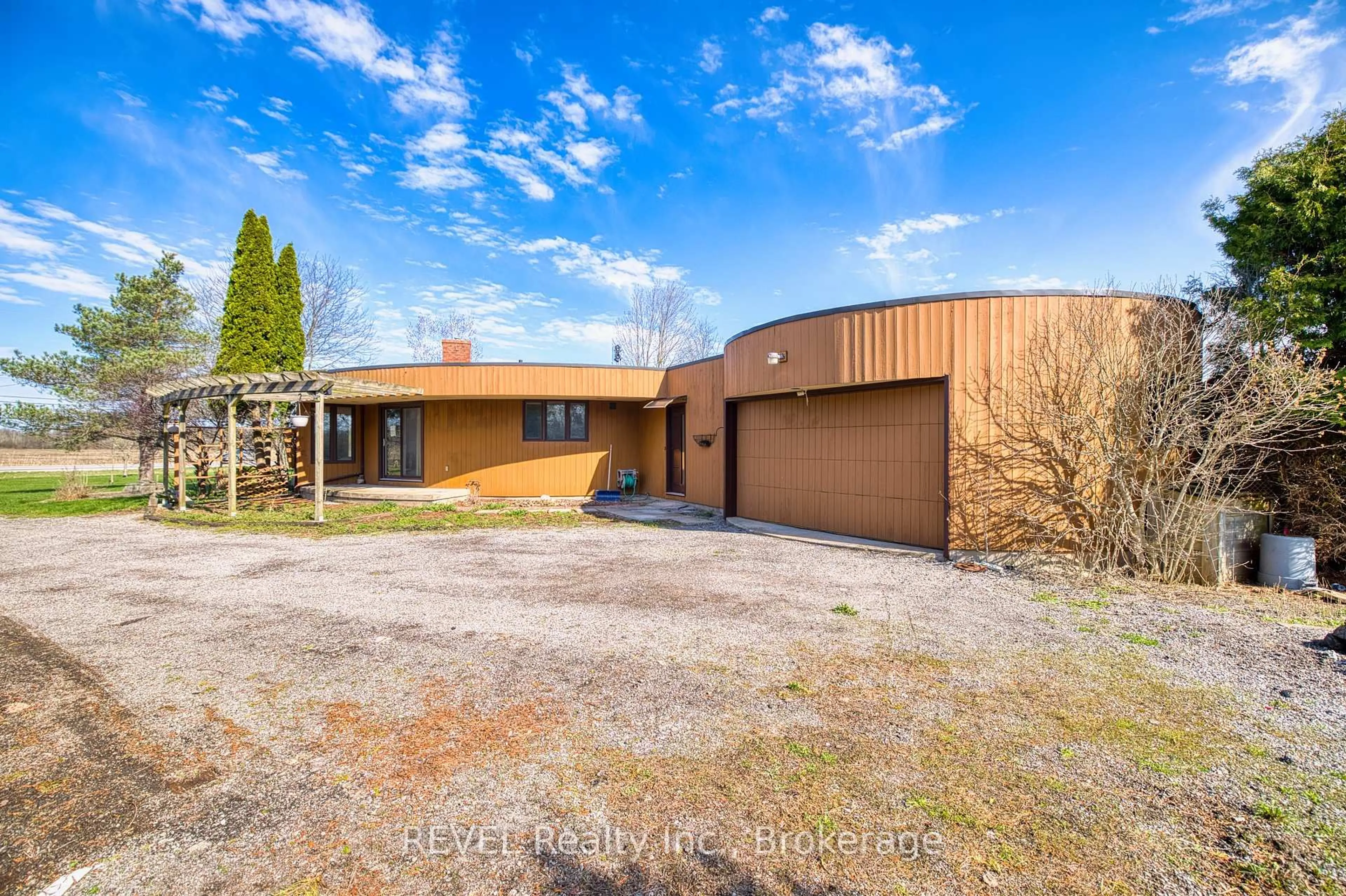 A pic from outside/outdoor area/front of a property/back of a property/a pic from drone, building for 9572 Sodom Rd, Niagara Falls Ontario L2G 0S7