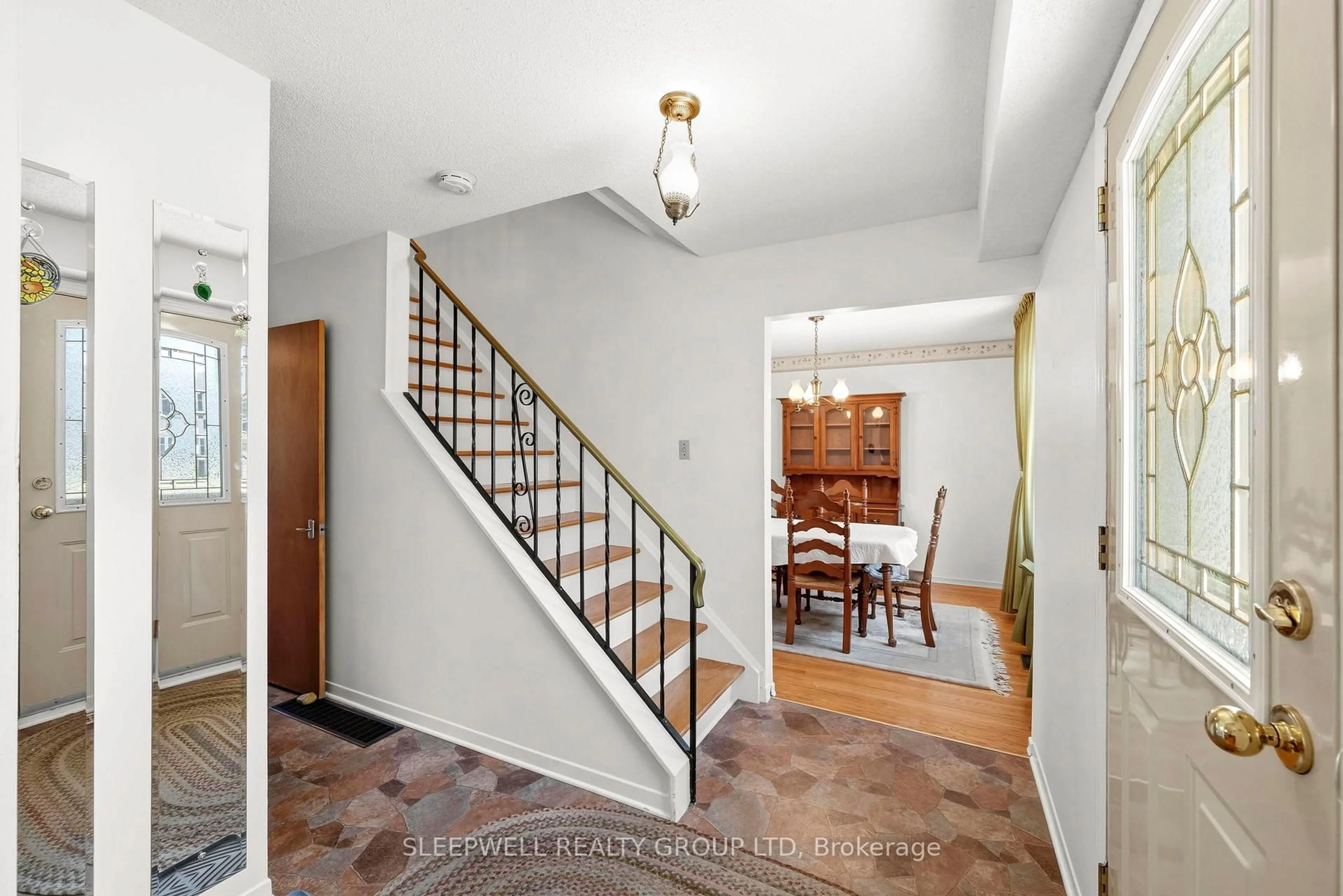 Indoor foyer for 91 Country Lane, Ottawa Ontario K2L 1J4