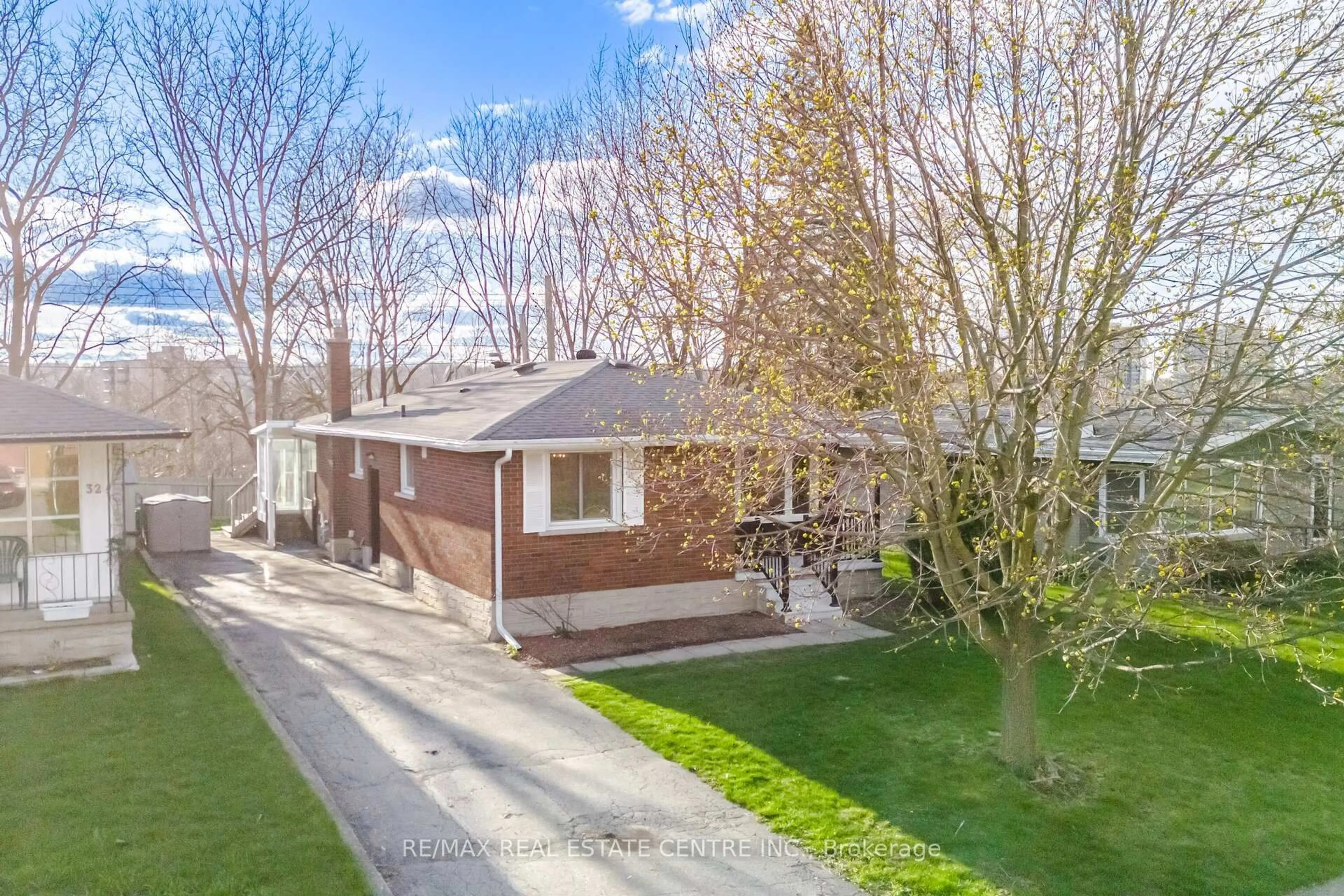 A pic from outside/outdoor area/front of a property/back of a property/a pic from drone, street for 30 Highman Ave, Cambridge Ontario N1R 3L7