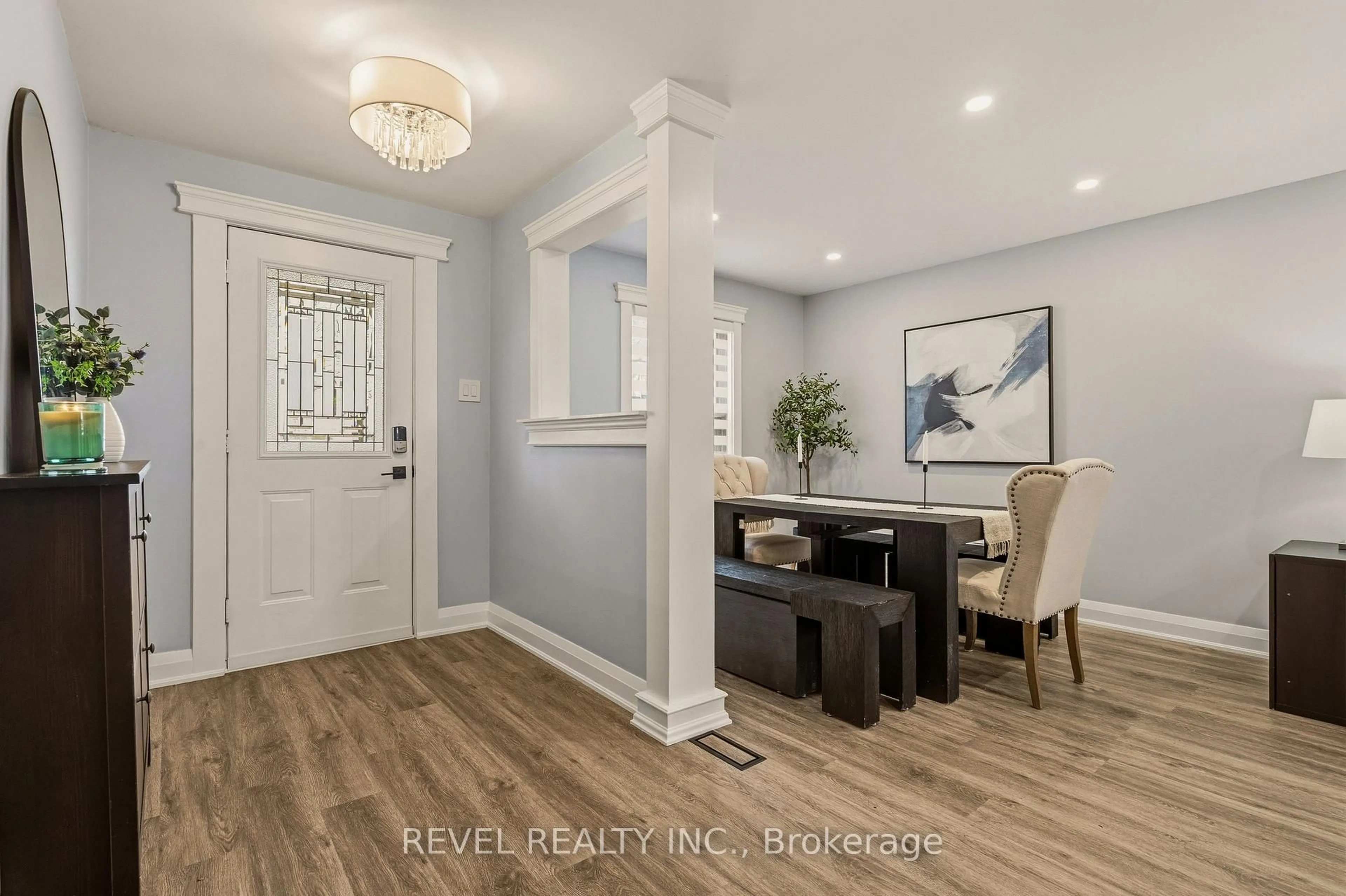 Indoor entryway for 14 Mars Ave, Hamilton Ontario L8L 3V8