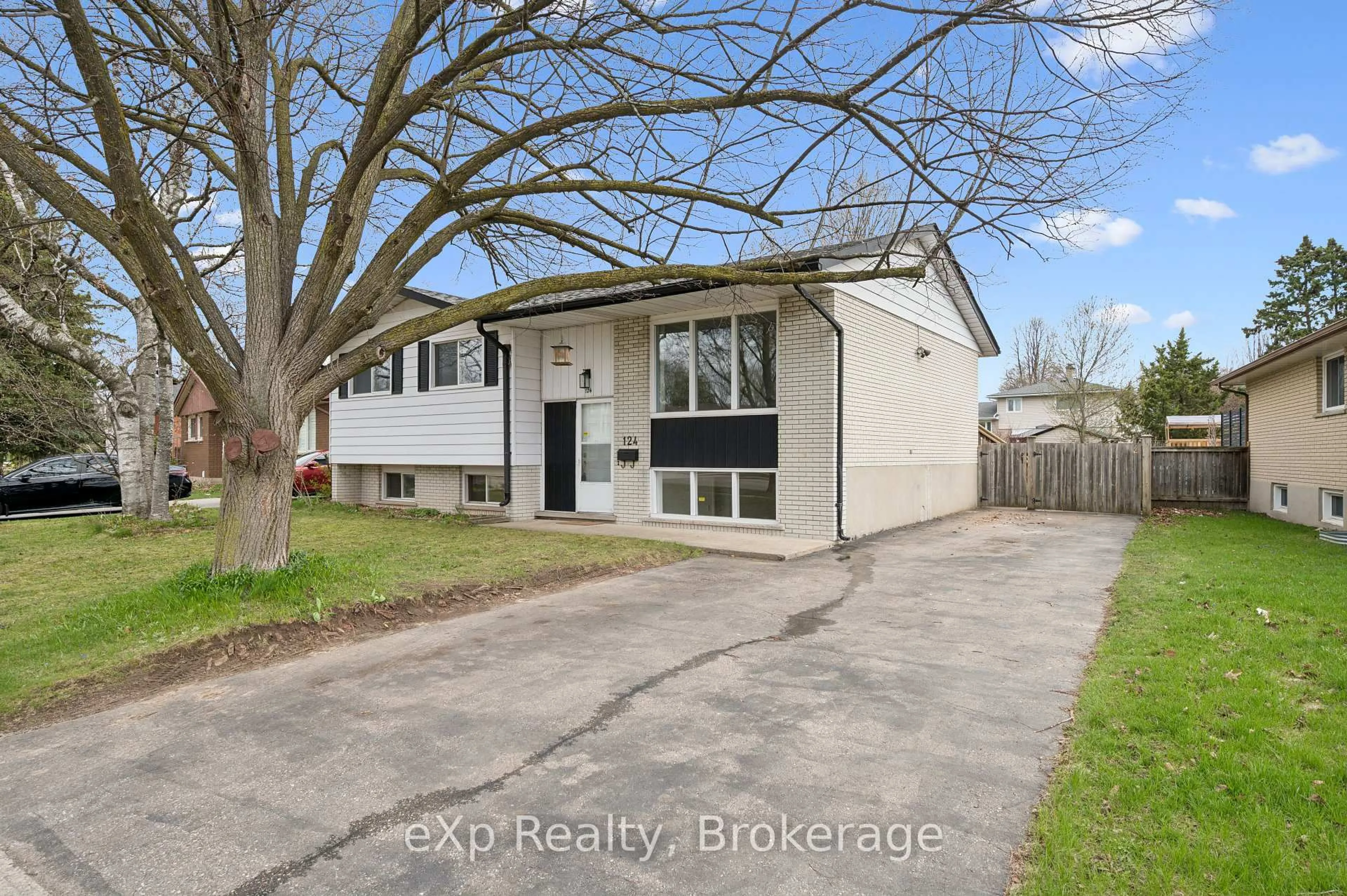 A pic from outside/outdoor area/front of a property/back of a property/a pic from drone, street for 124 Montcalm Dr, Kitchener Ontario N2B 2R5