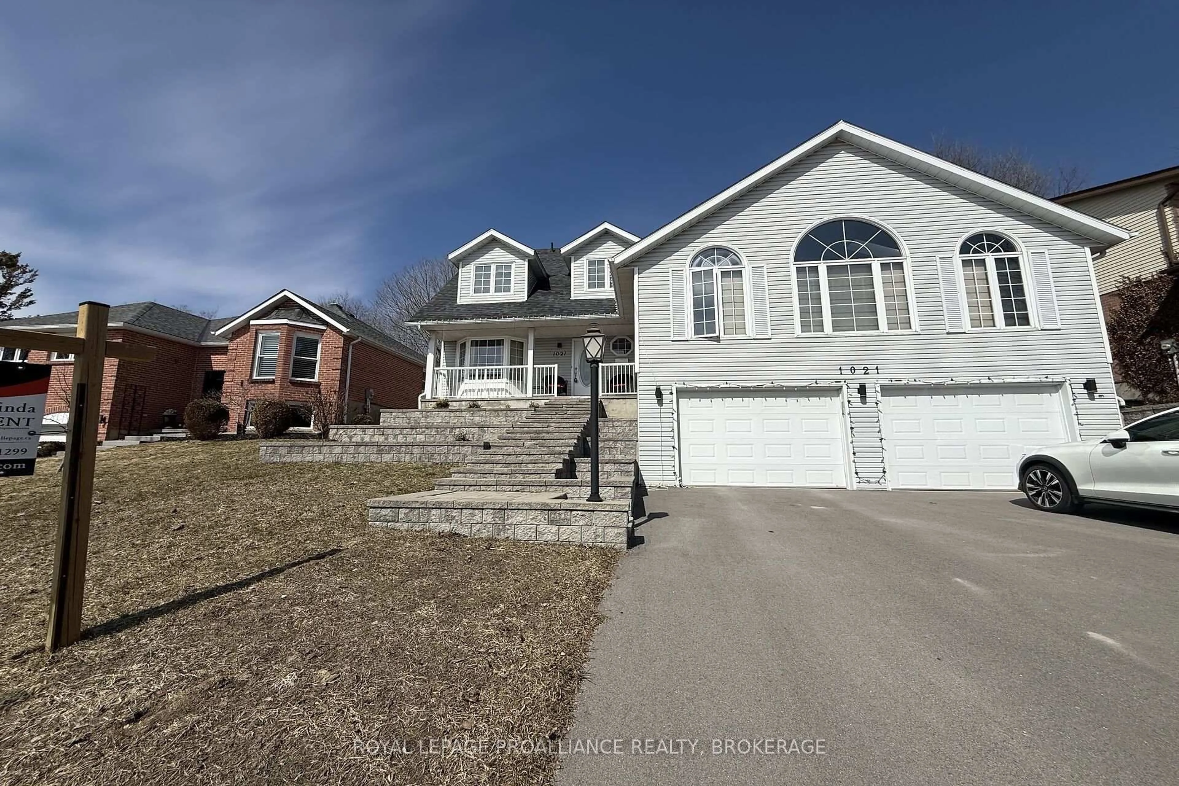 Home with vinyl exterior material, street for 1021 Dunham St, Kingston Ontario K7P 2J9