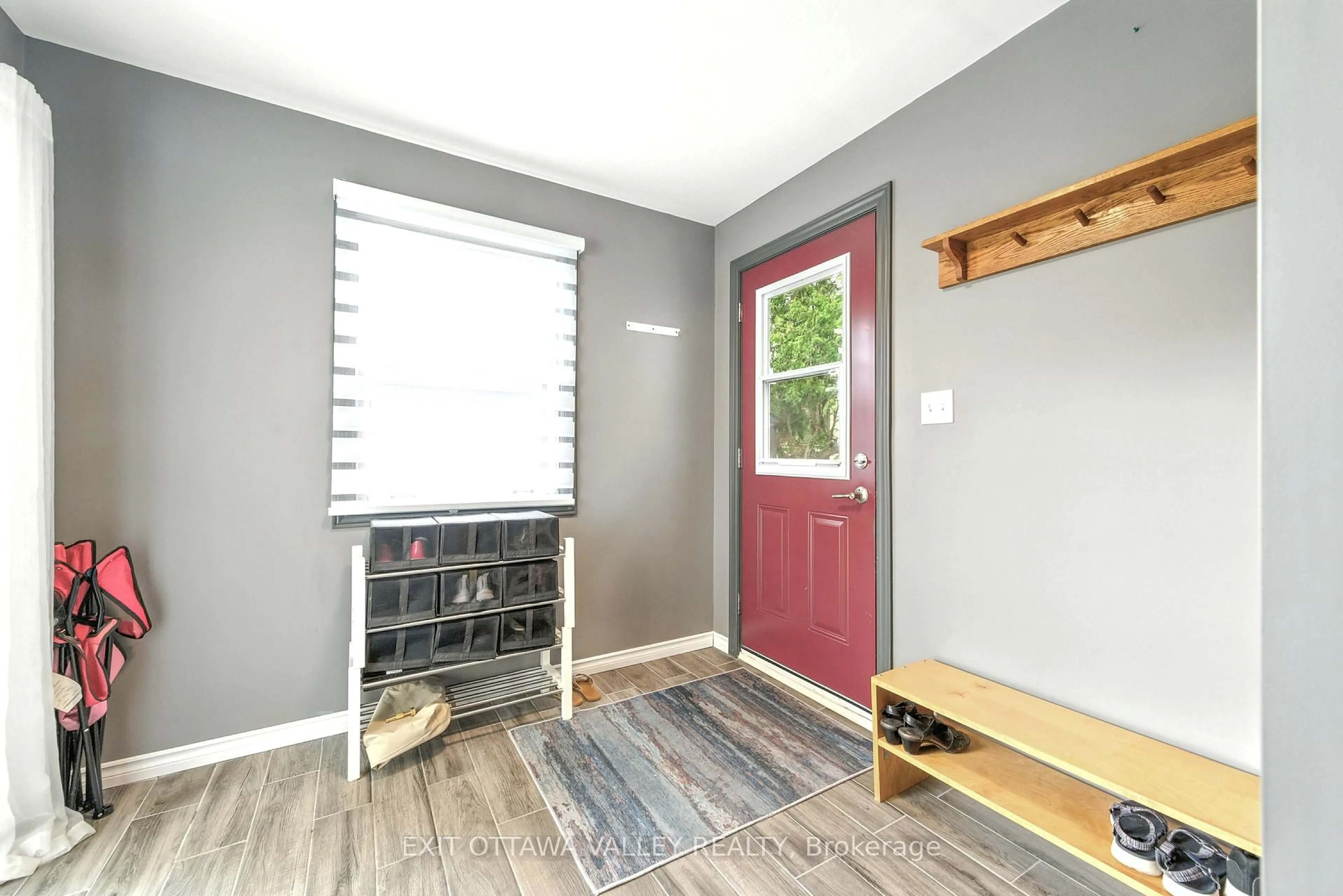 Indoor entryway for 49 Glendale Ave, Deep River Ontario K0J 1P0