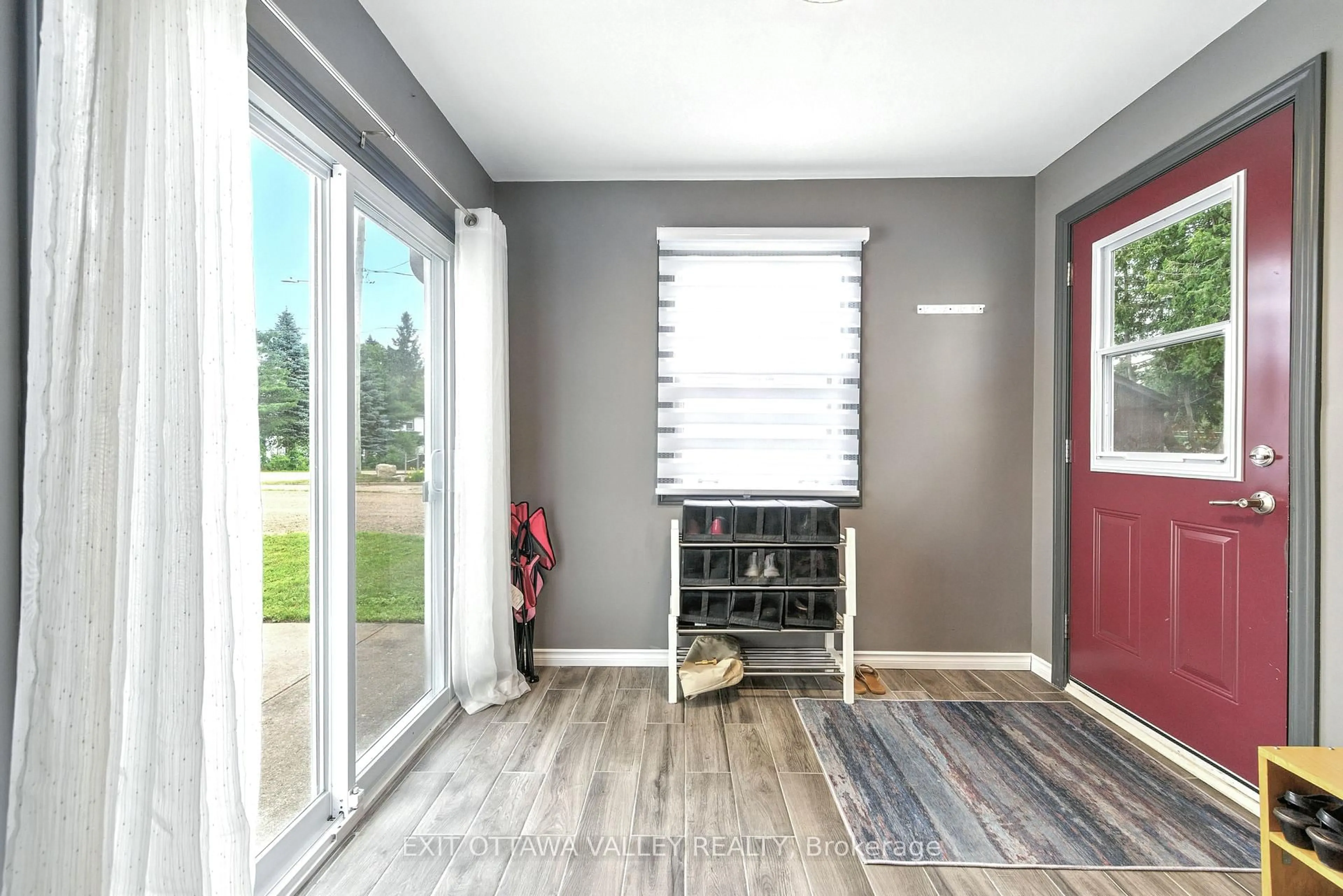 Indoor entryway for 49 Glendale Ave, Deep River Ontario K0J 1P0