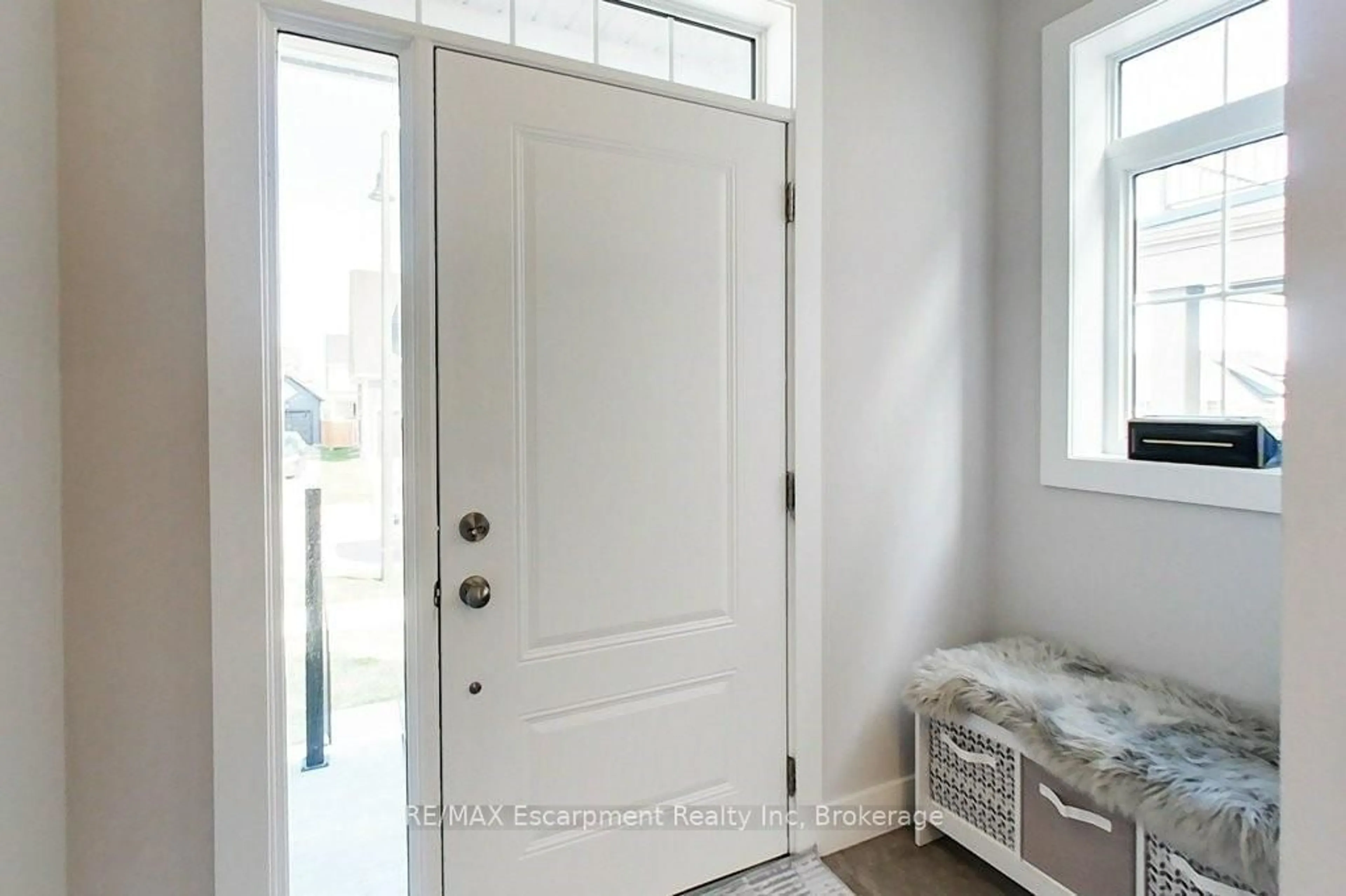 Indoor entryway for 212 Courtland St, Blue Mountains Ontario L9Y 4E4