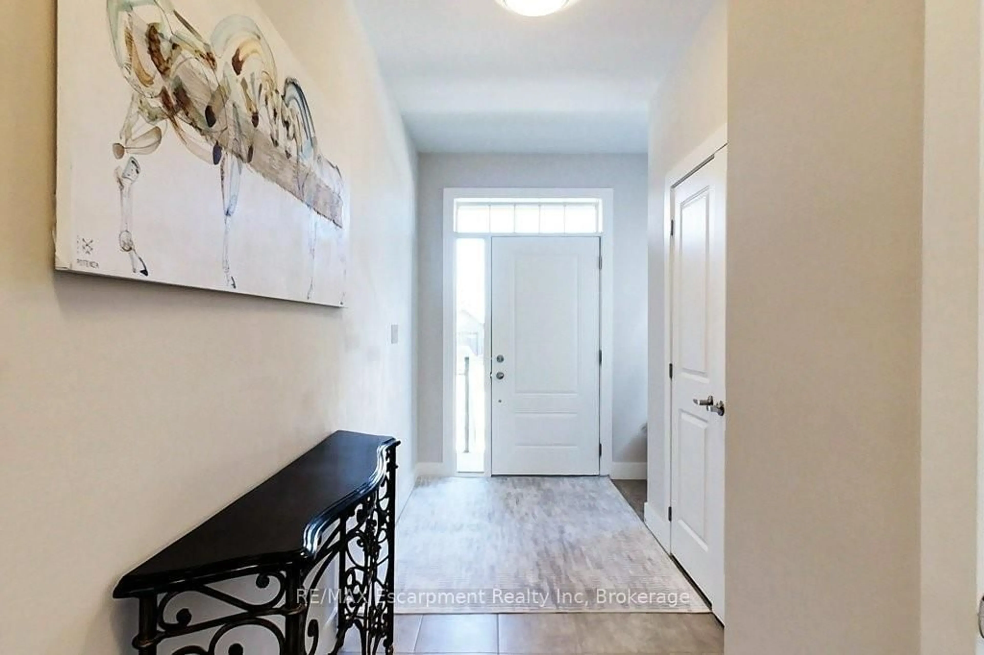 Indoor entryway for 212 Courtland St, Blue Mountains Ontario L9Y 4E4