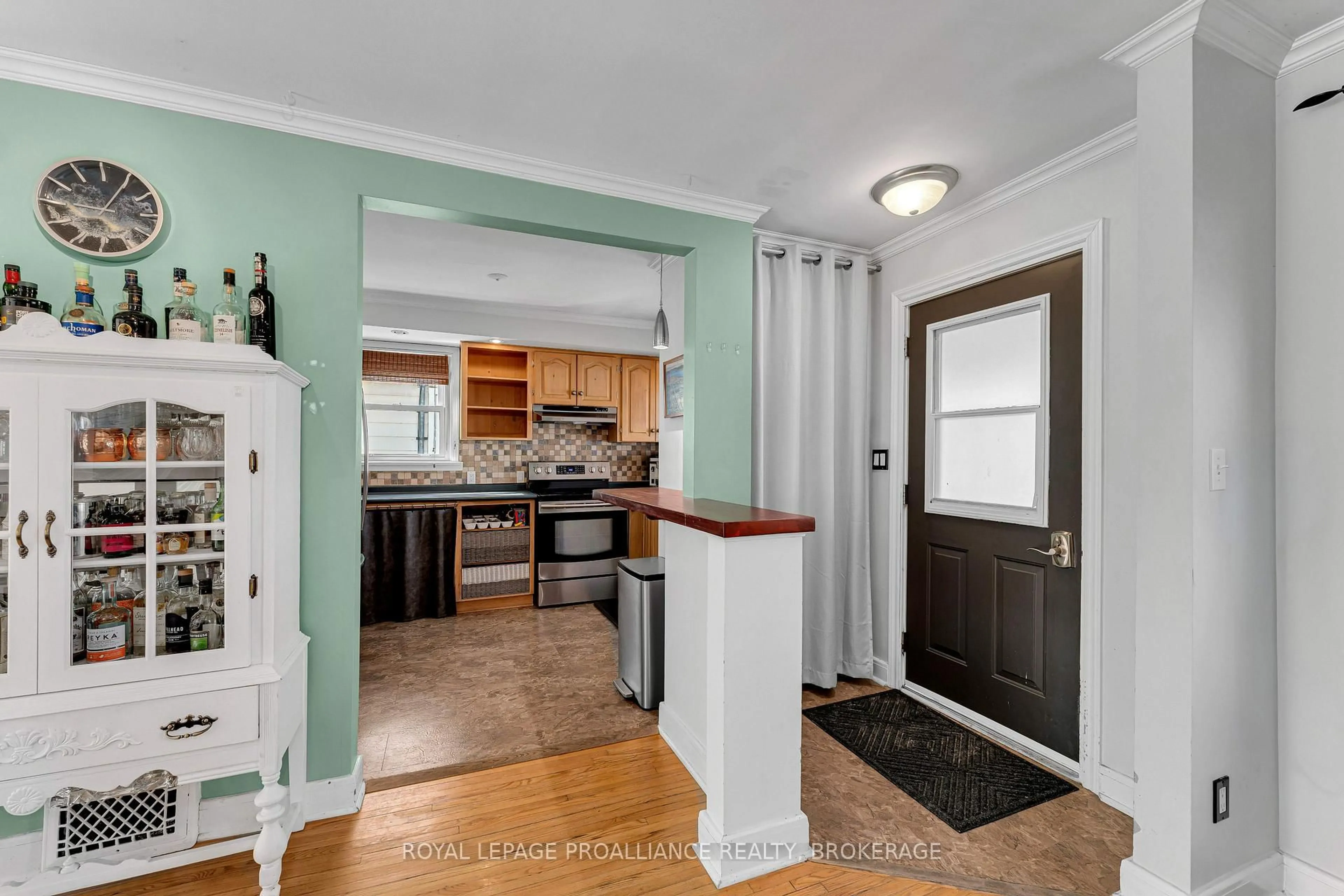 Indoor entryway for 19 Westdale Ave, Kingston Ontario K7L 4S1