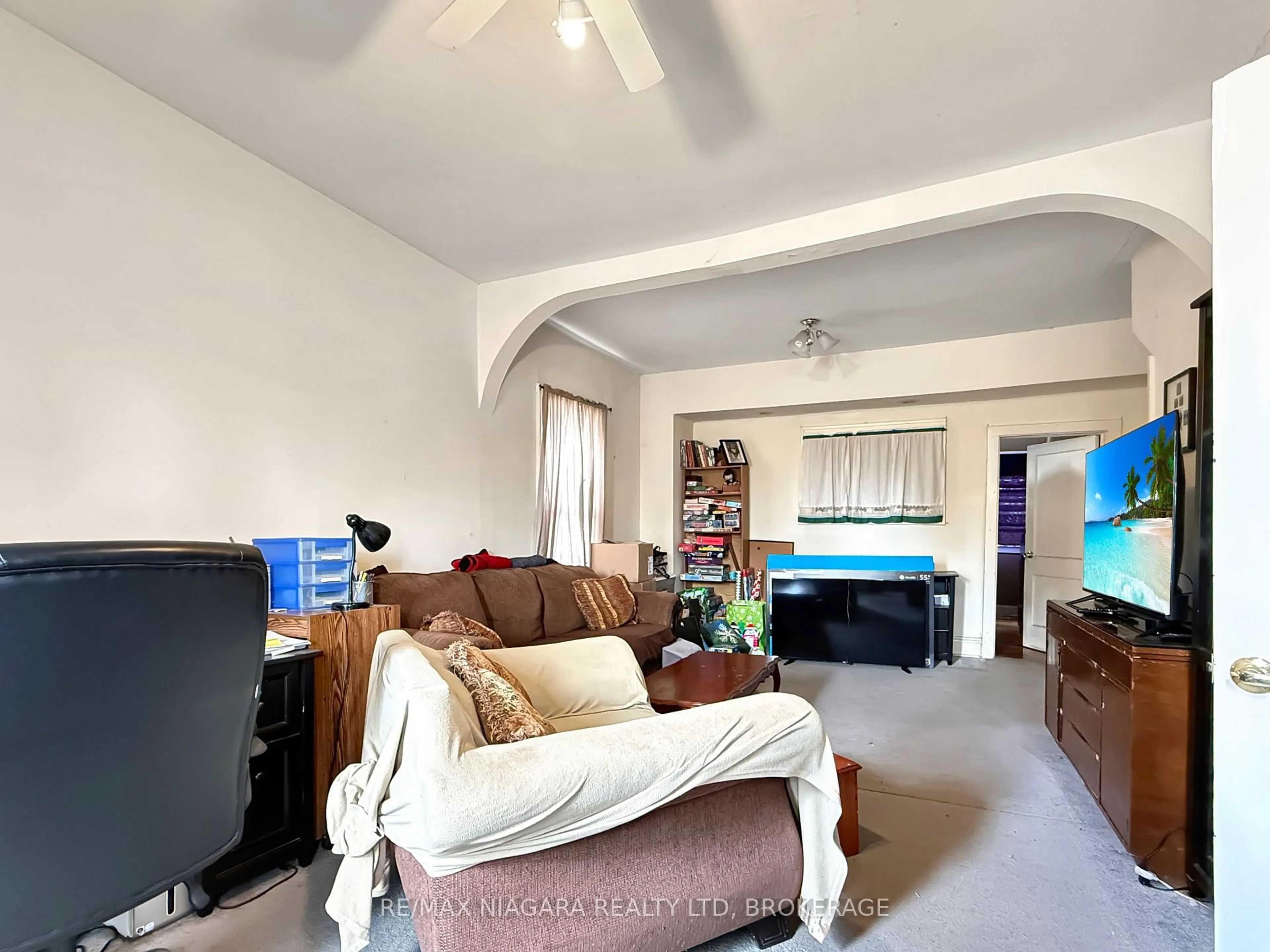 Living room with furniture, unknown for 35 Forsythe St, Fort Erie Ontario L2A 1X1