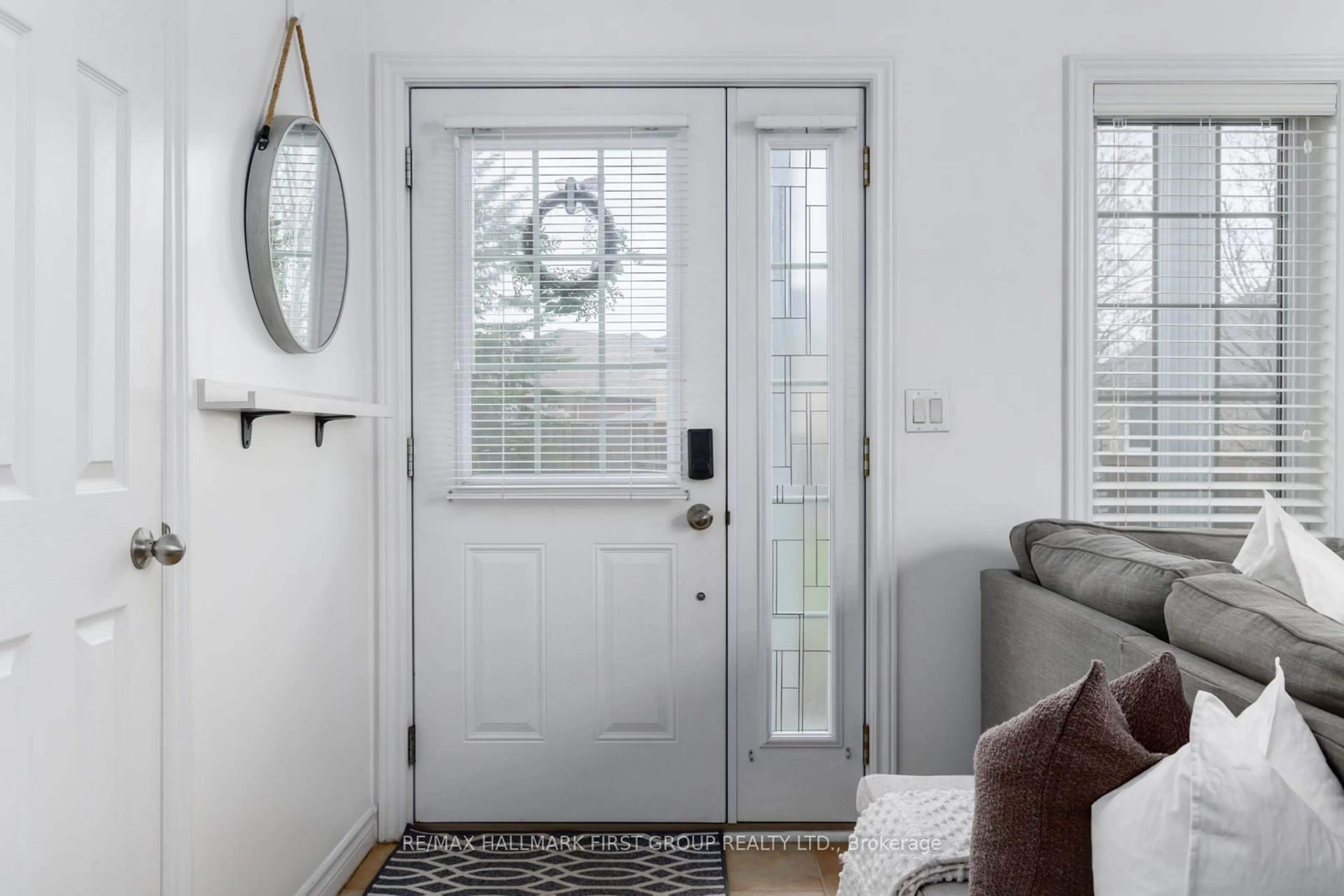 Indoor entryway for 325 Densmore Rd #1501, Cobourg Ontario K9A 0E4