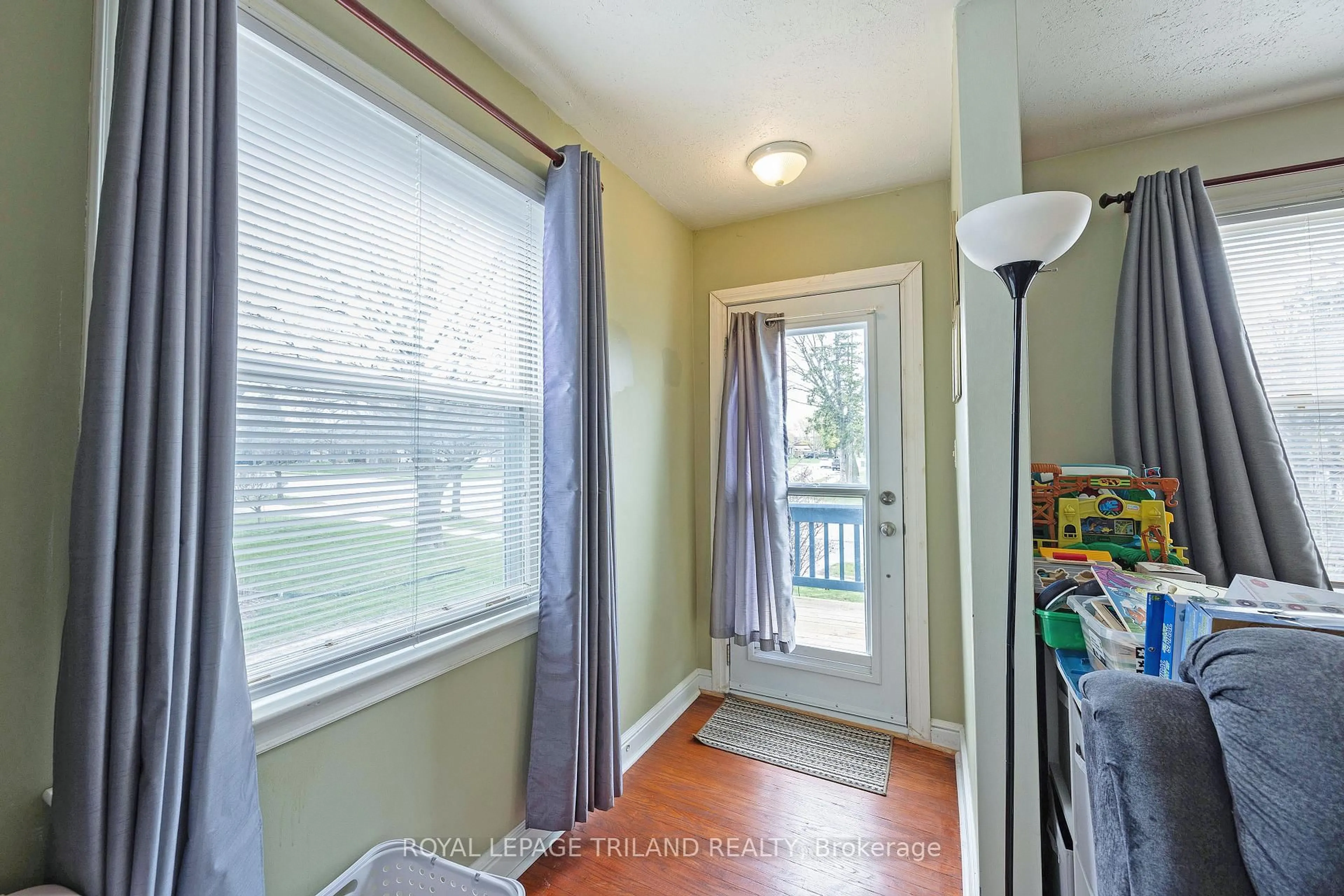 Indoor entryway for 570 Elm St, St. Thomas Ontario N5R 1K7