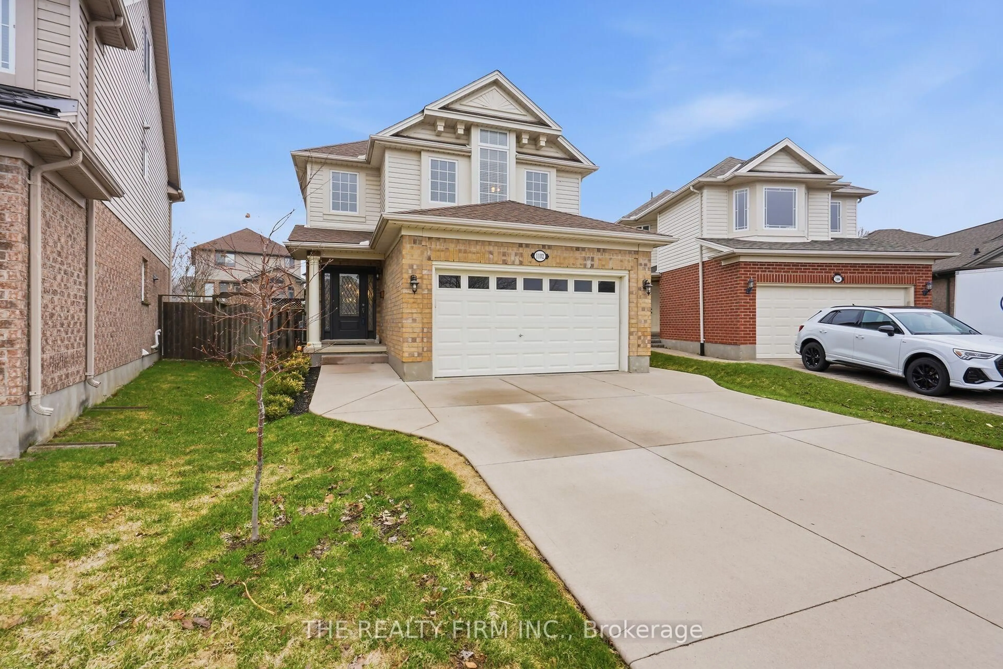 A pic from outside/outdoor area/front of a property/back of a property/a pic from drone, street for 1102 Pleasantview Dr, London North Ontario N5X 4K3