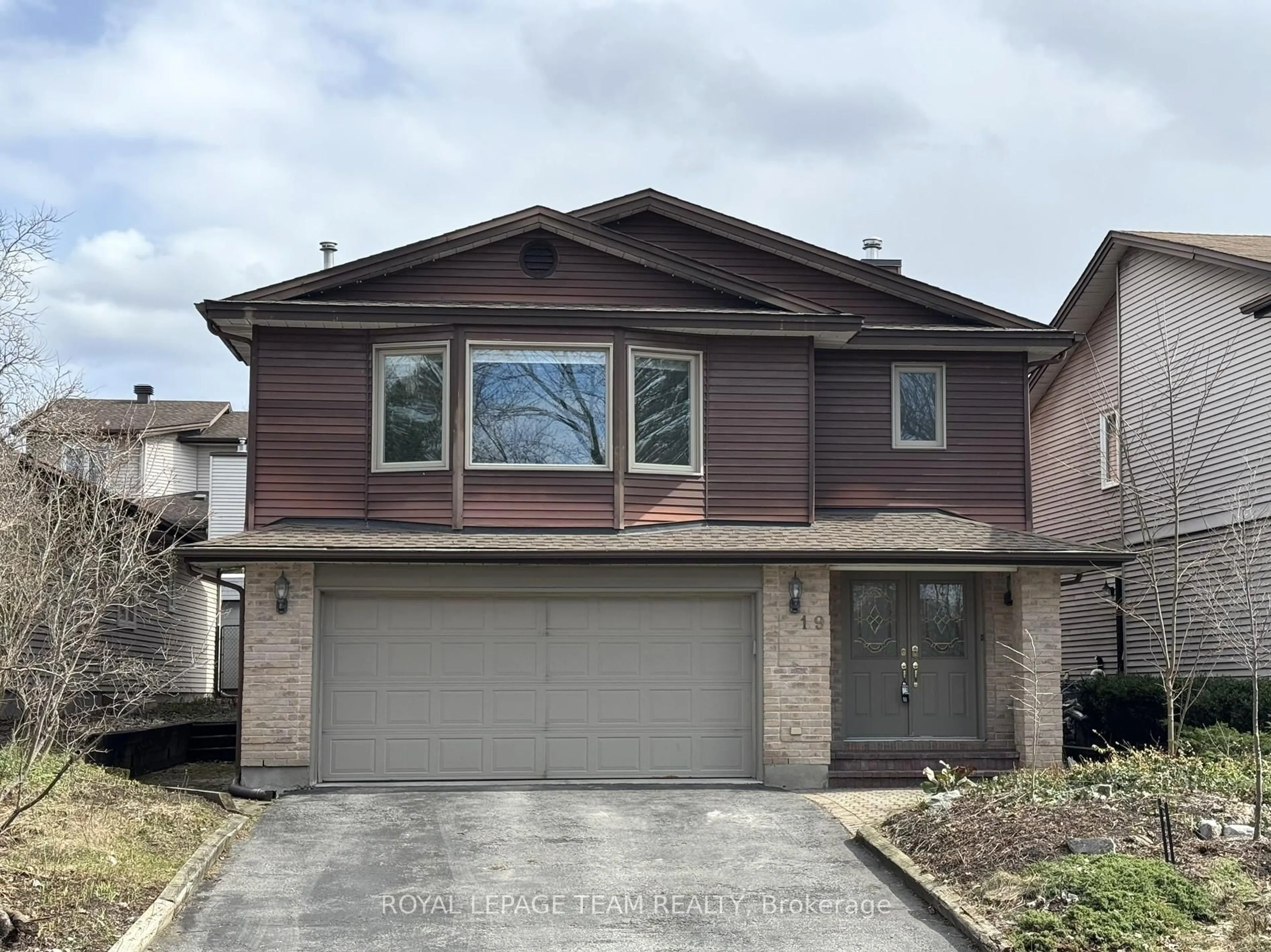 Home with vinyl exterior material, street for 19 Hackett St, Ottawa Ontario K1V 0P9