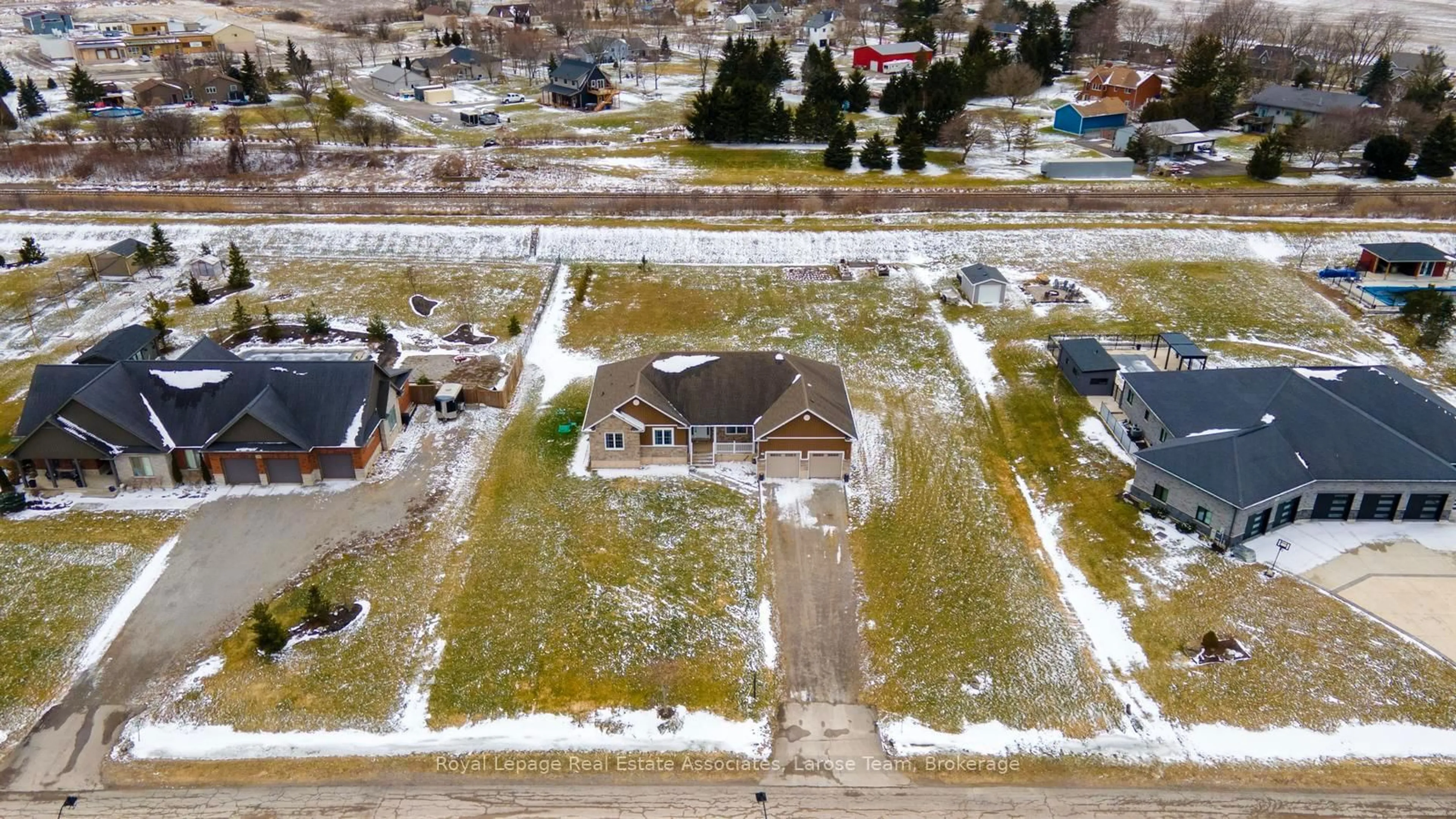 A pic from outside/outdoor area/front of a property/back of a property/a pic from drone, street for 5484 Attema Cres, West Lincoln Ontario L0R 1Y0