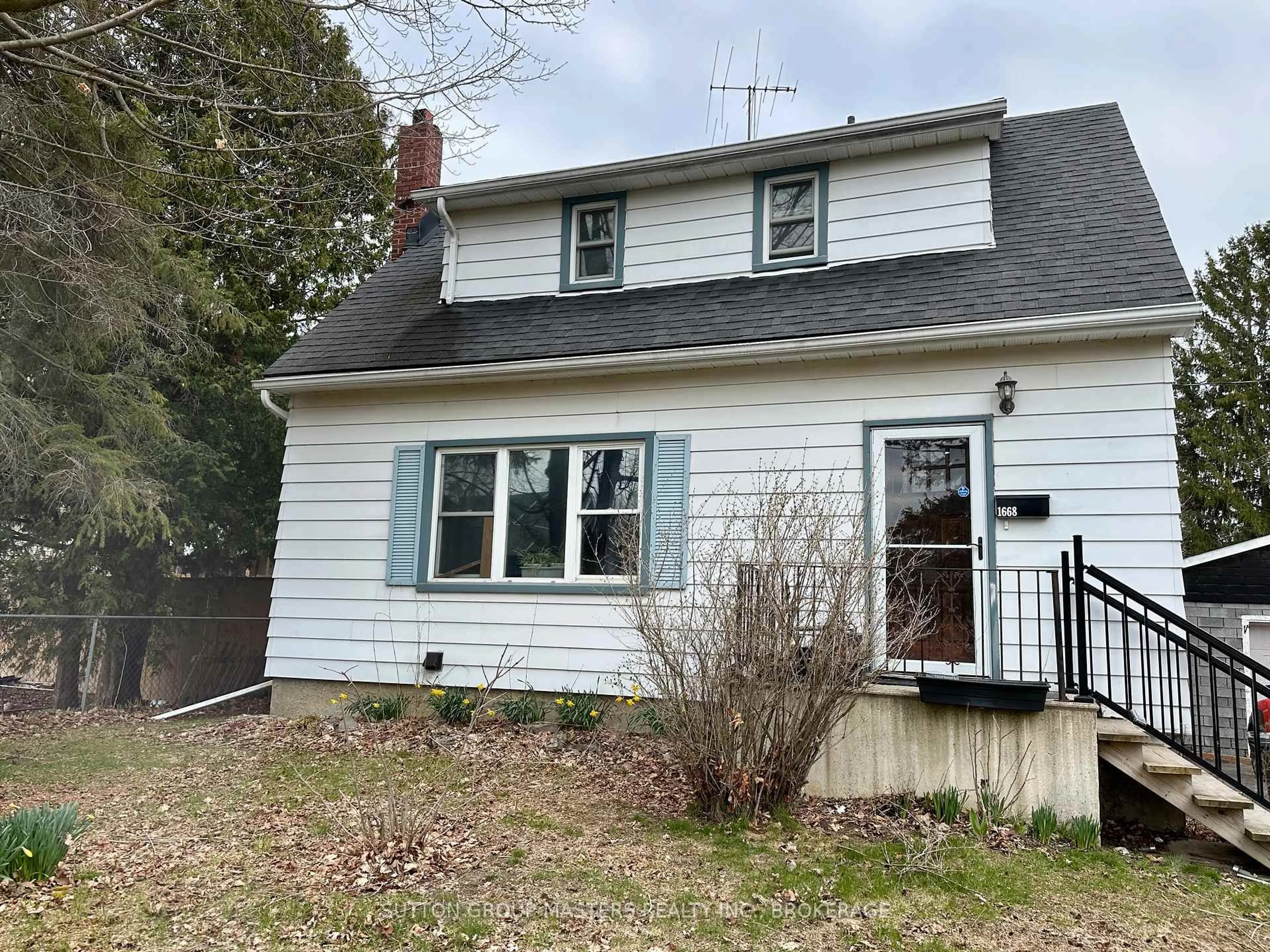 Home with vinyl exterior material, street for 1668 Victoria St, Kingston Ontario K7M 5K3