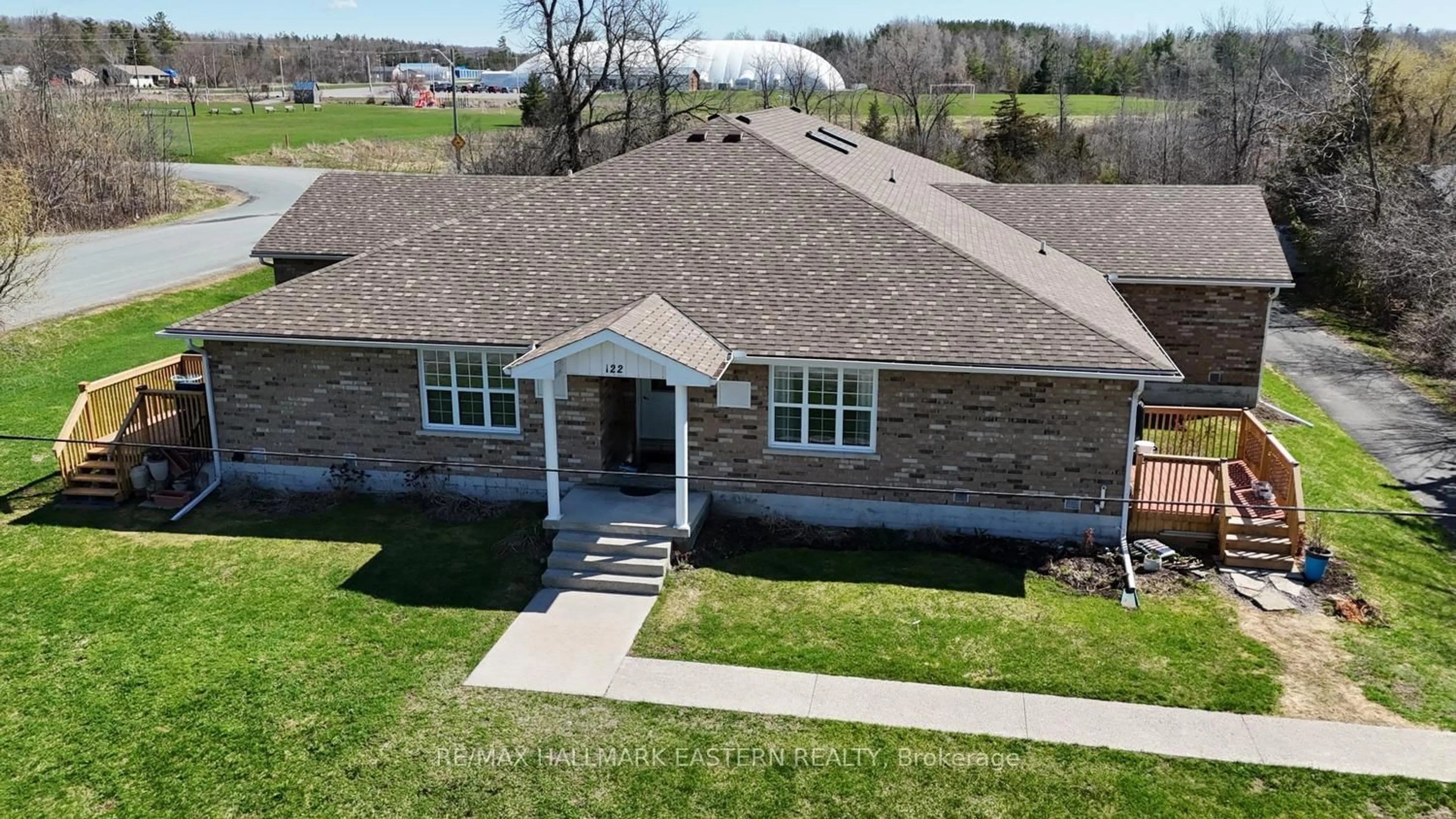A pic from outside/outdoor area/front of a property/back of a property/a pic from drone, building for 122 Homewood Ave #6, Trent Hills Ontario K0L 1Y0