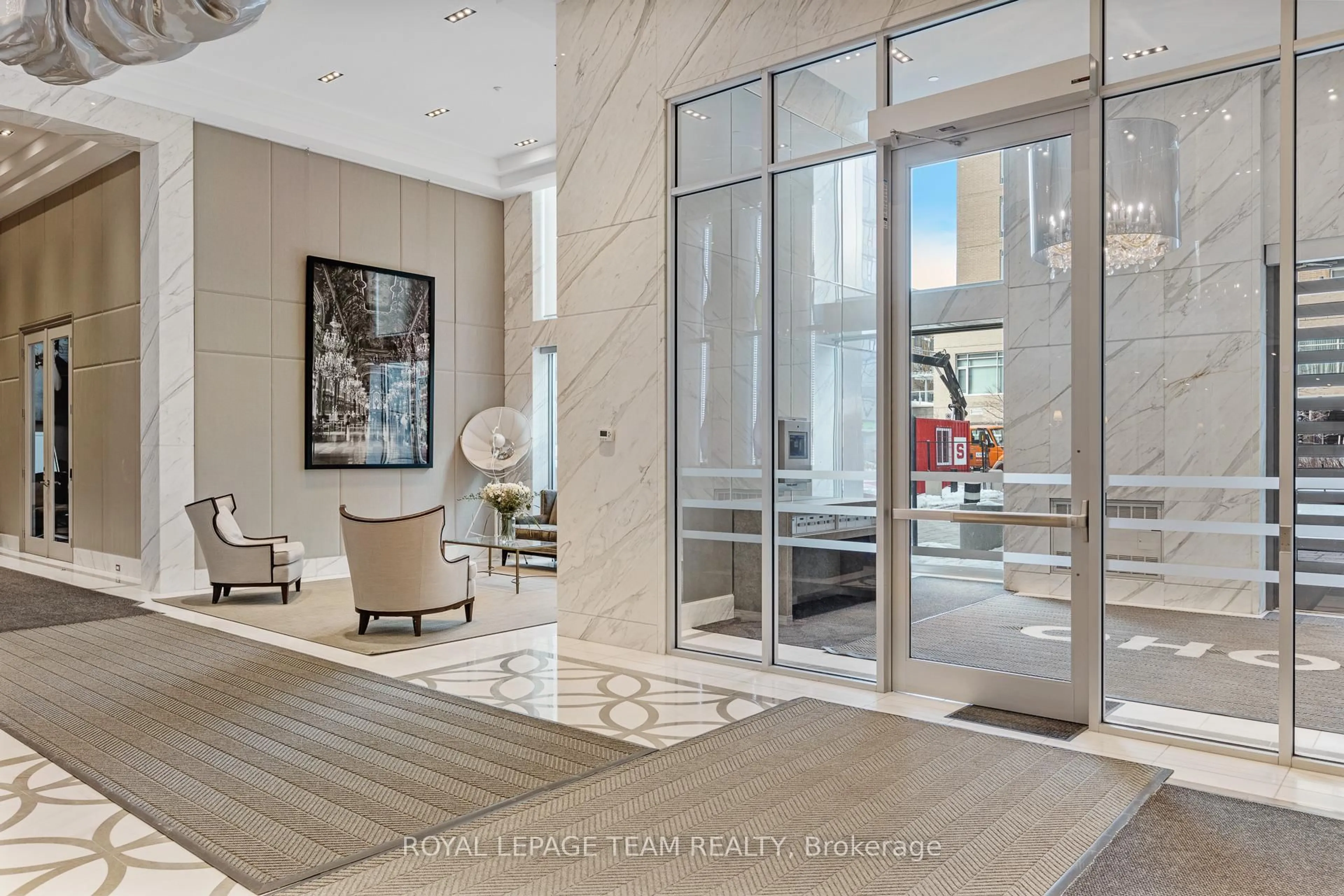 Indoor foyer for 111 Champagne Ave #1506, Ottawa Ontario K1S 5V3