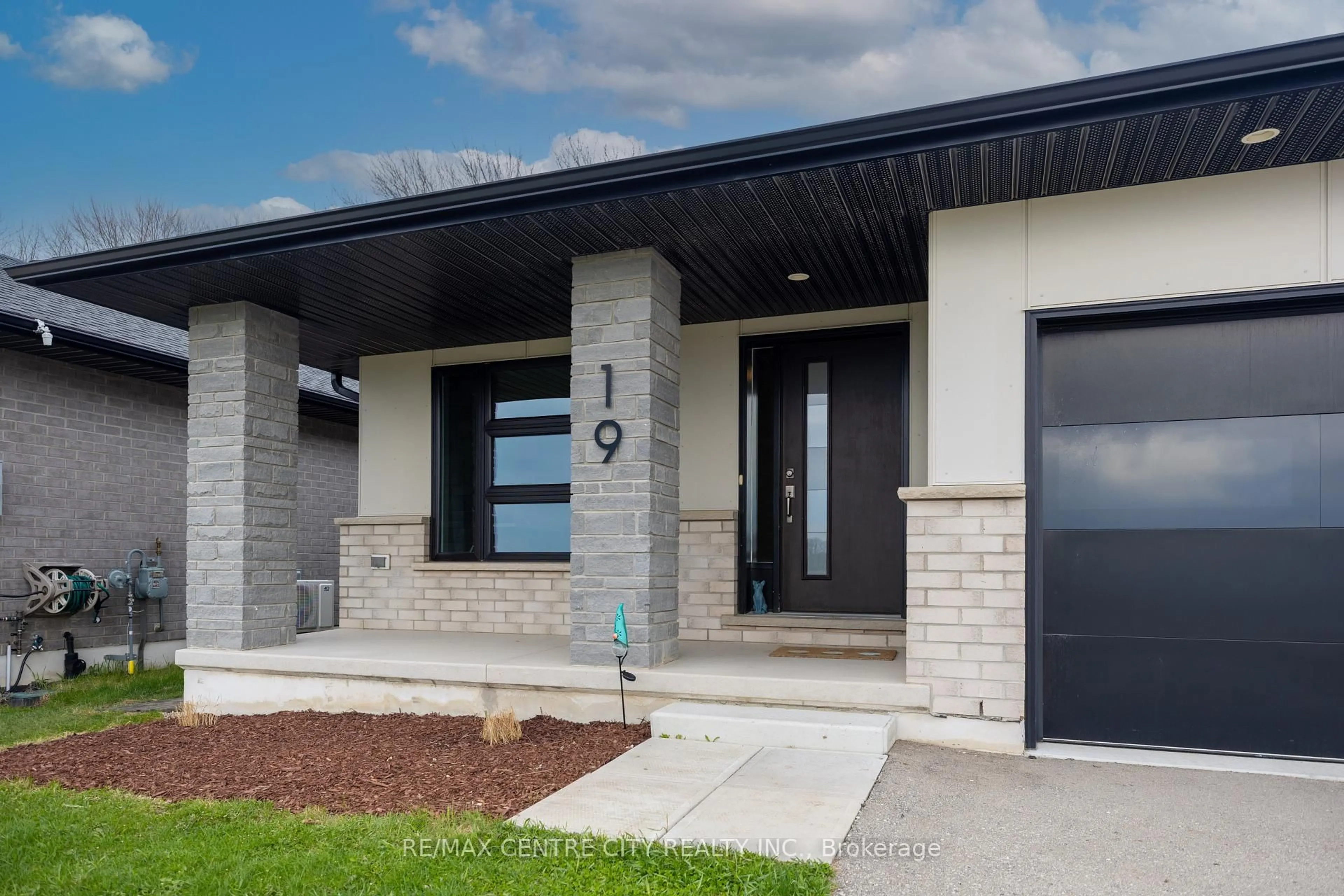 Home with brick exterior material, street for 19 Benjamin Pkwy, St. Thomas Ontario N5R 0J1