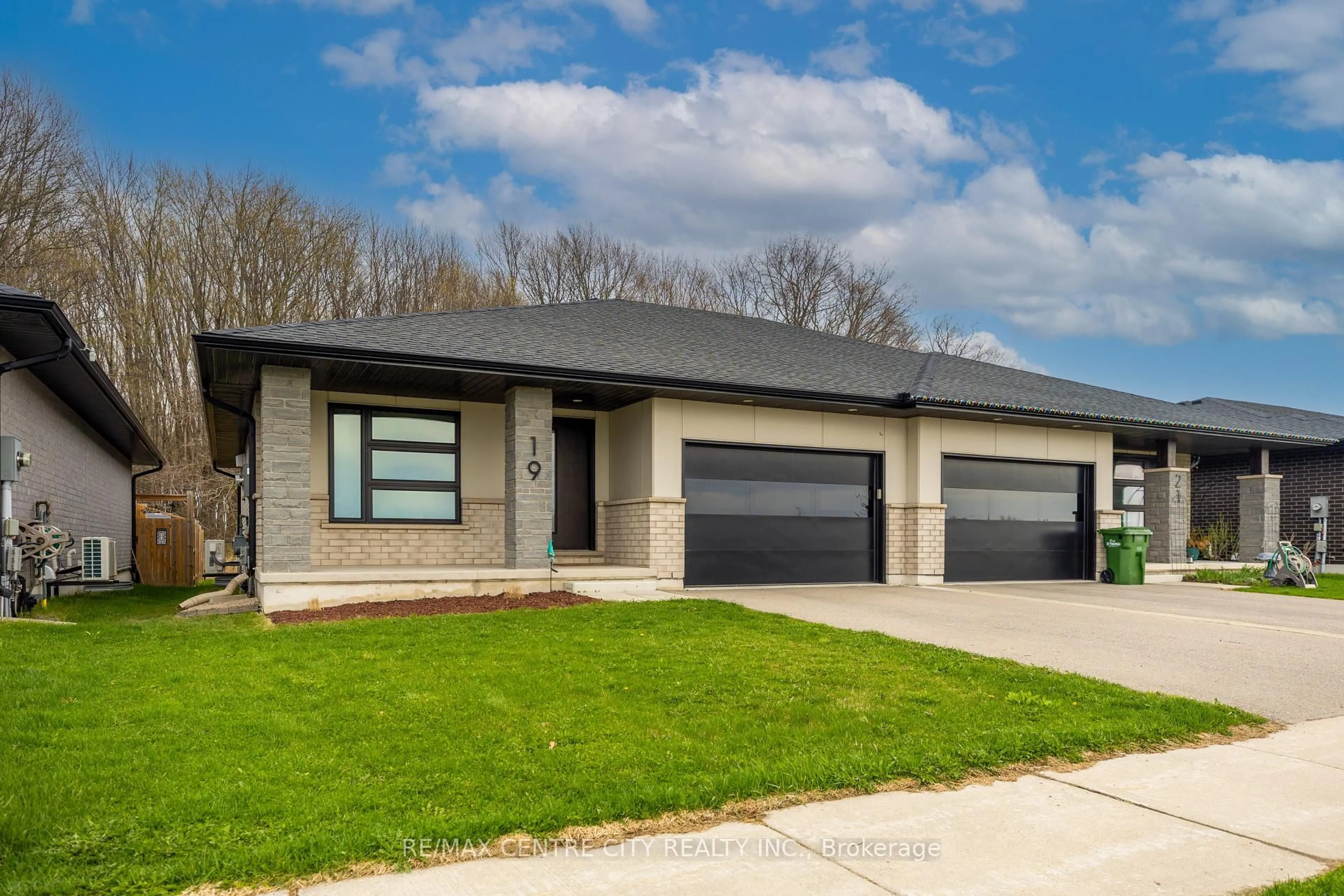Home with brick exterior material, street for 19 Benjamin Pkwy, St. Thomas Ontario N5R 0J1