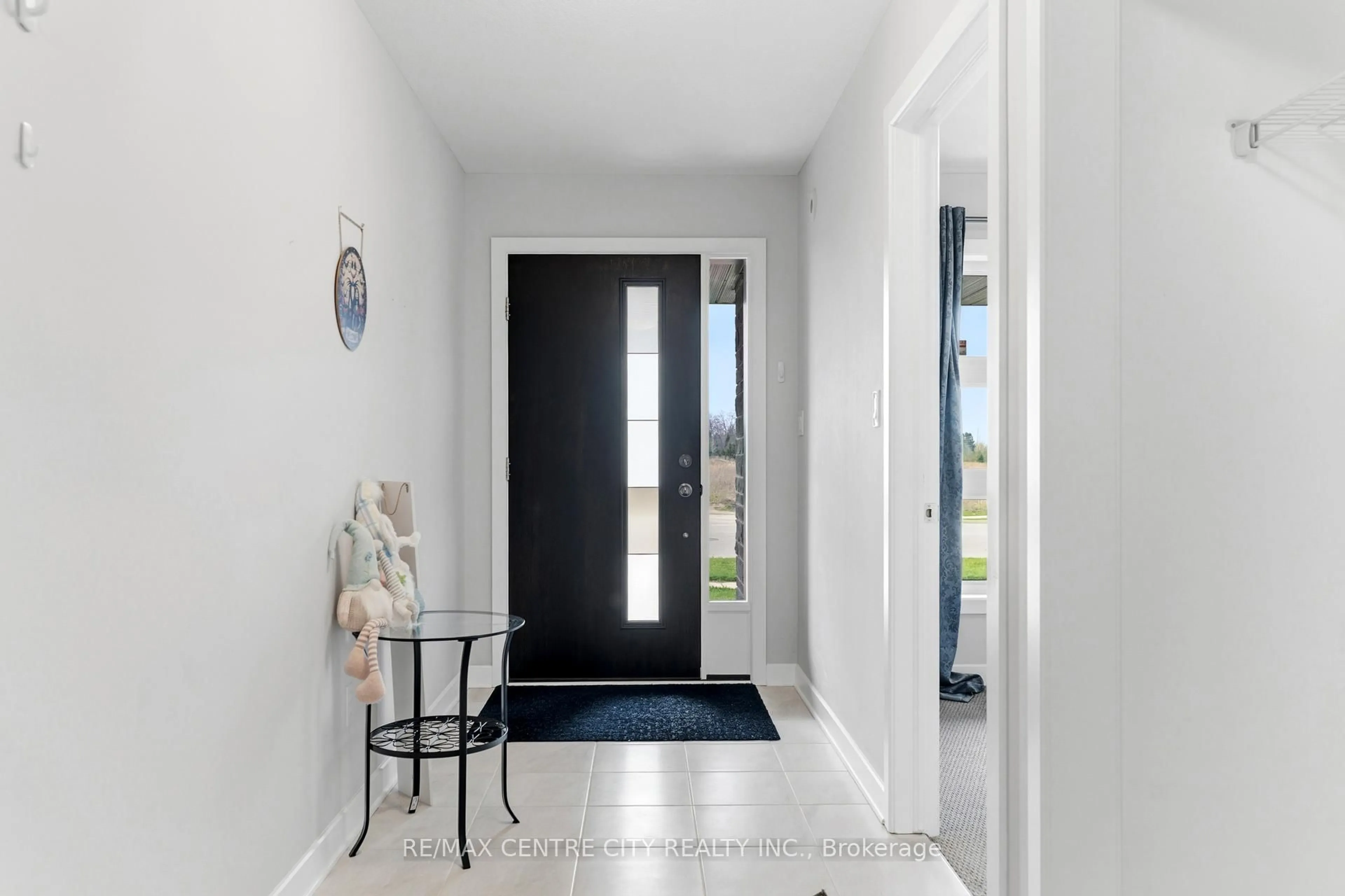 Indoor entryway for 19 Benjamin Pkwy, St. Thomas Ontario N5R 0J1