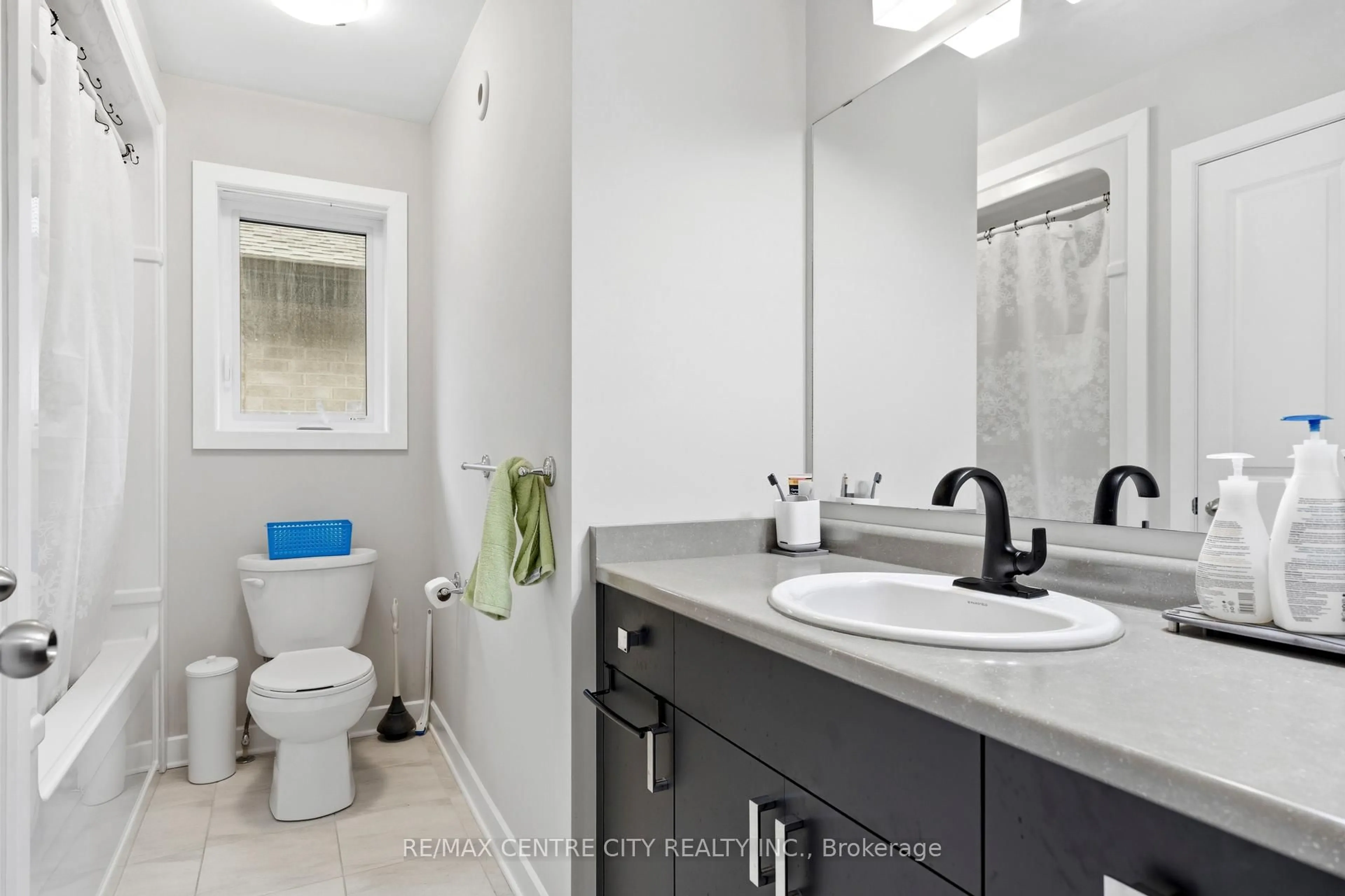Standard bathroom, ceramic/tile floor for 19 Benjamin Pkwy, St. Thomas Ontario N5R 0J1