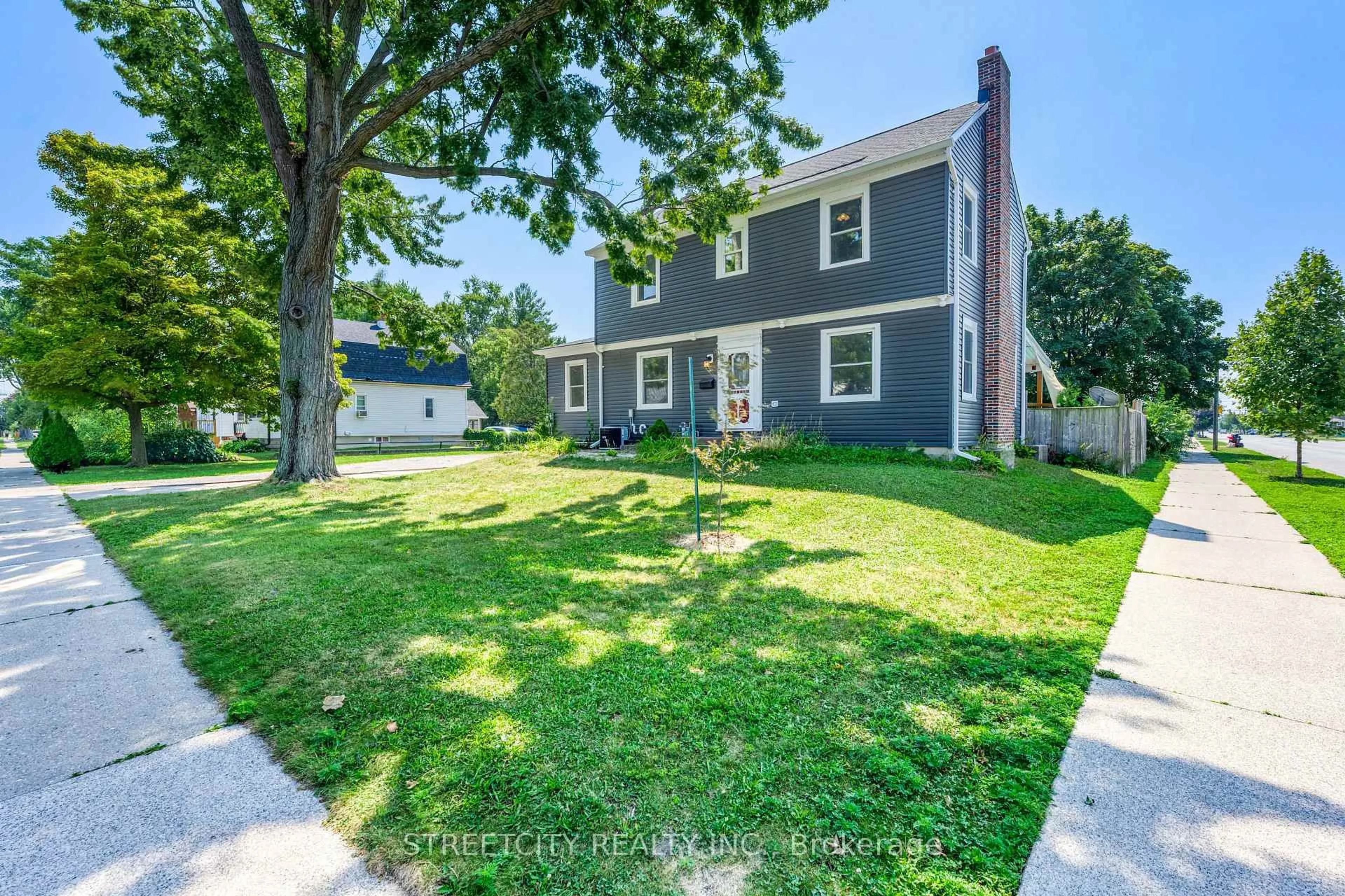 A pic from outside/outdoor area/front of a property/back of a property/a pic from drone, street for 703 Wellington St, Sarnia Ontario N7T 1J3